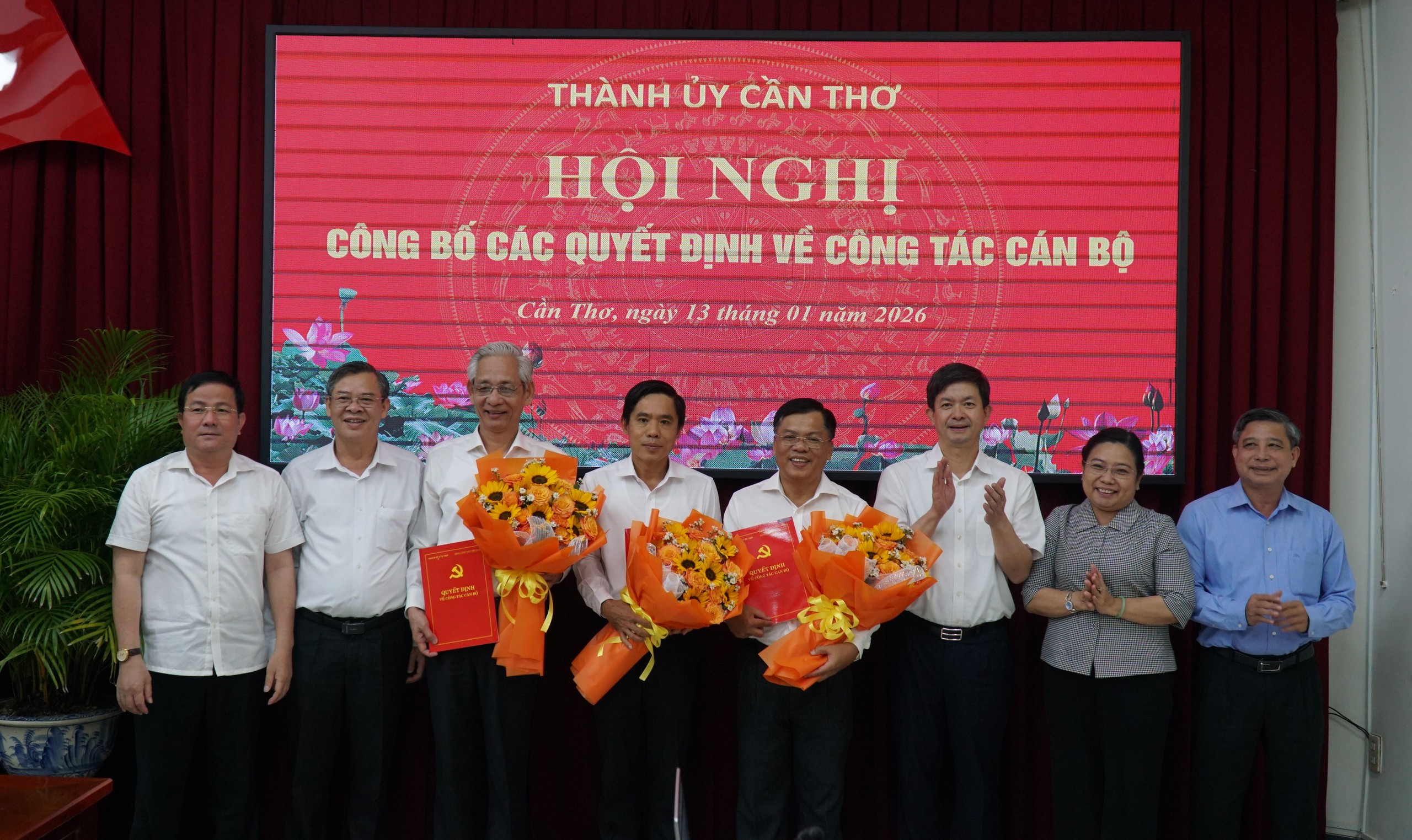 Thành ủy Cần Thơ trao 3 quyết định nhân sự quan trọng - Ảnh 1.