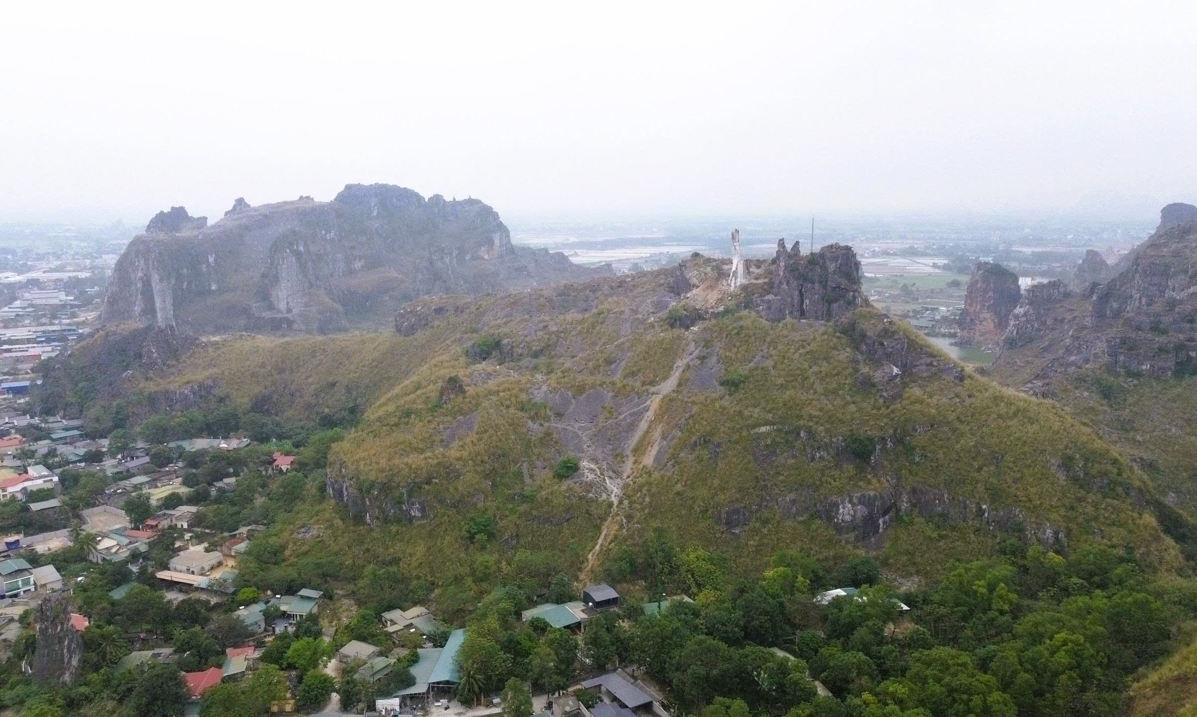 VIDEO: H&ograve;n Vọng Phu "kho&aacute;c &aacute;o mới" ở Thanh H&oacute;a sau khi được chi 17 tỉ đồng - Ảnh 2.