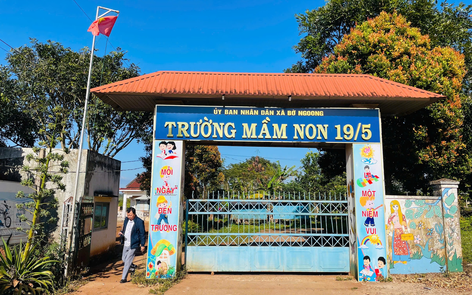 Bữa ăn b&aacute;n tr&uacute; của học sinh tiểu học Nguyễn Văn Trỗi g&acirc;y tranh c&atilde;i - Ảnh 2.