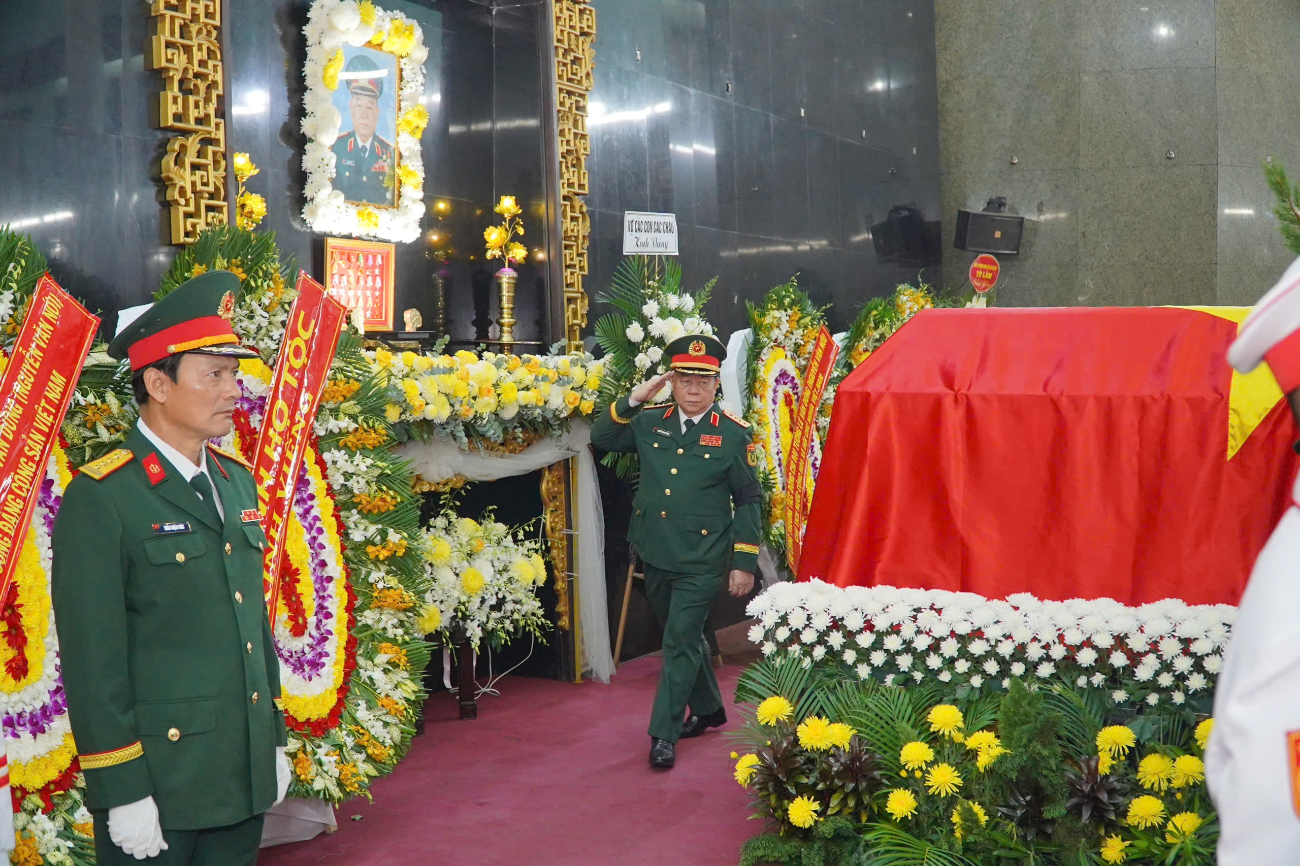 L&atilde;nh đạo, nguy&ecirc;n l&atilde;nh đạo Trung ương v&agrave; TPHCM đến viếng Đại tướng L&ecirc; Văn Dũng - Ảnh 8.