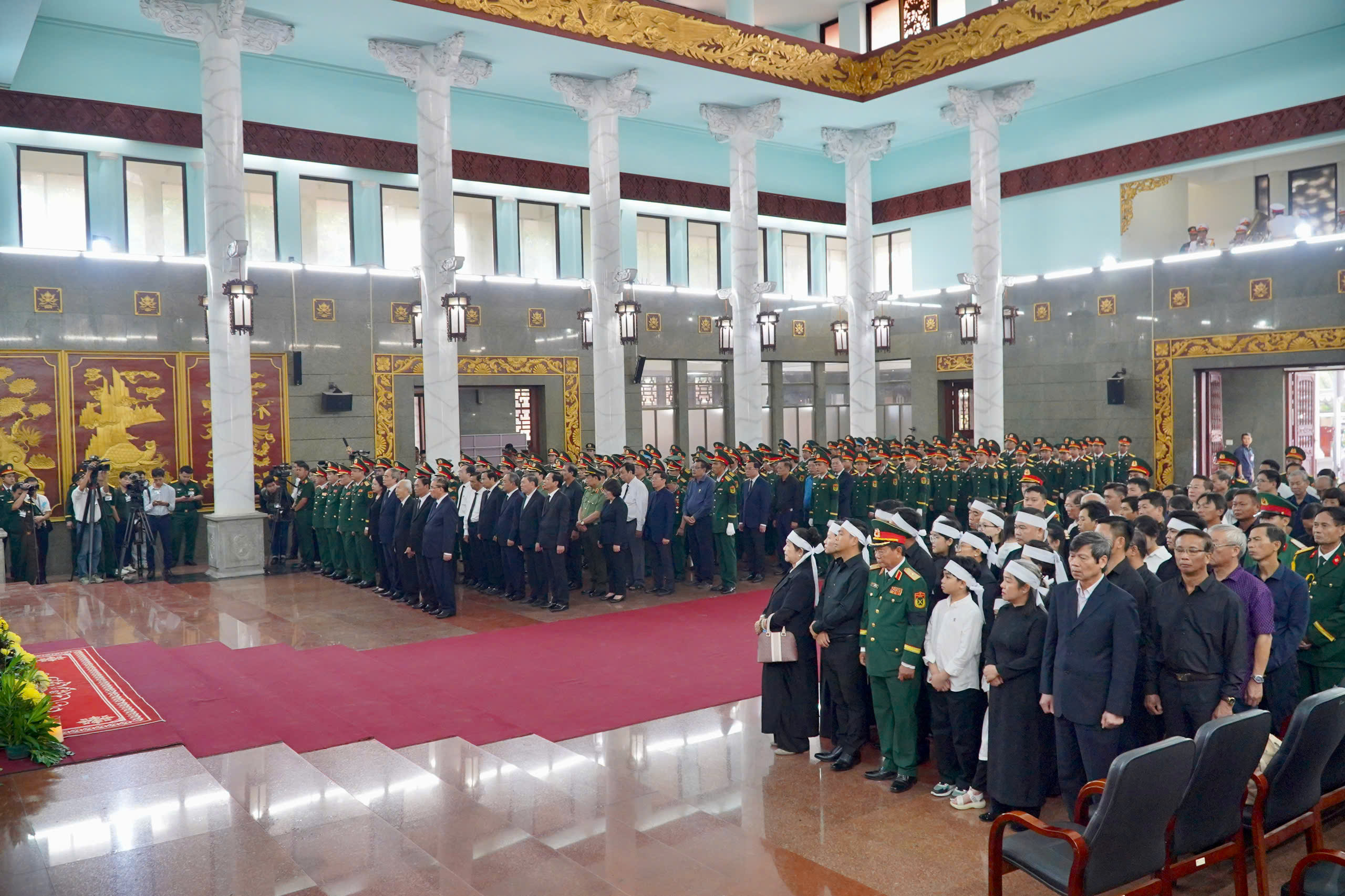 Tiễn đưa - Ảnh 1.