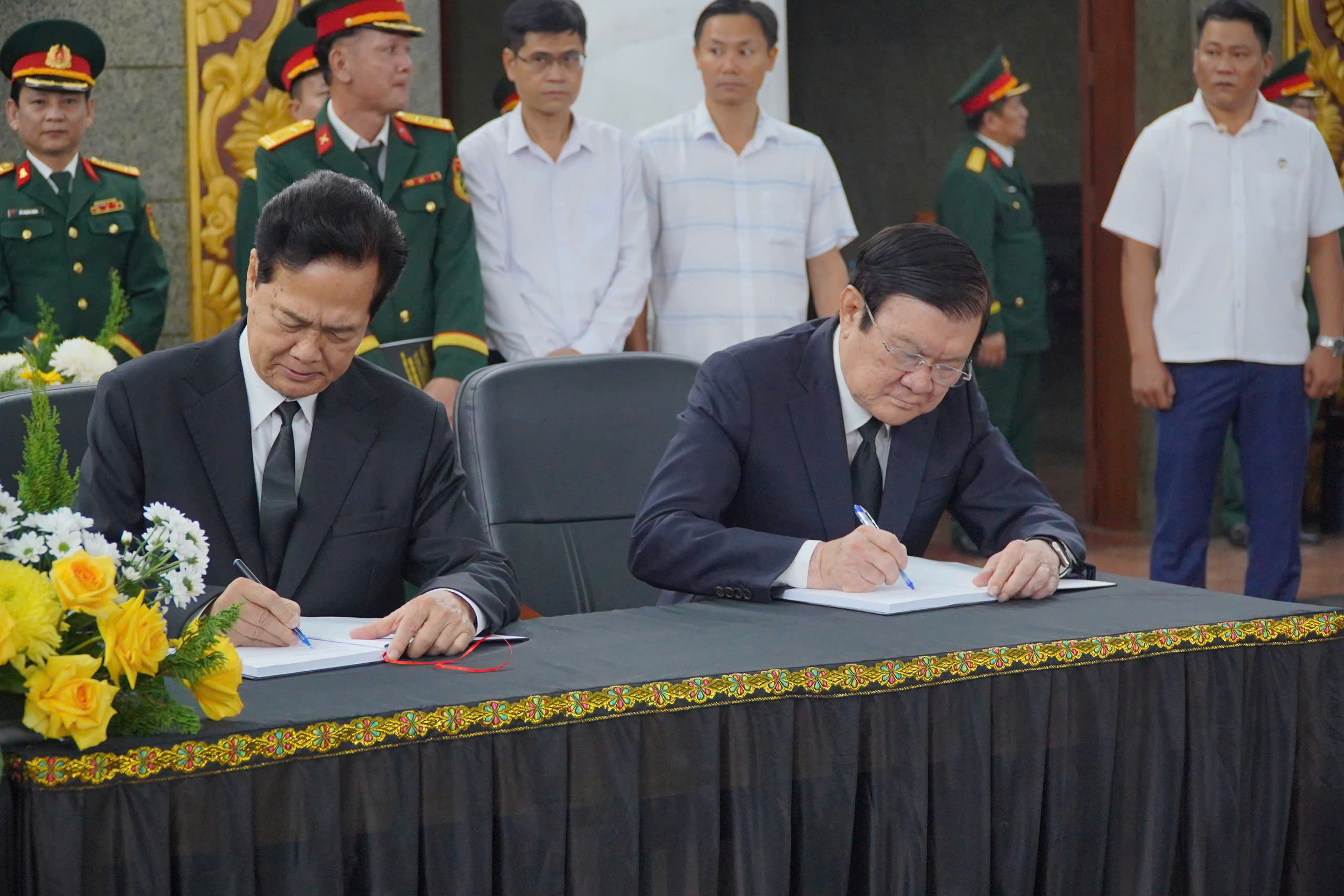 L&atilde;nh đạo, nguy&ecirc;n l&atilde;nh đạo Trung ương v&agrave; TPHCM đến viếng Đại tướng L&ecirc; Văn Dũng - Ảnh 9.