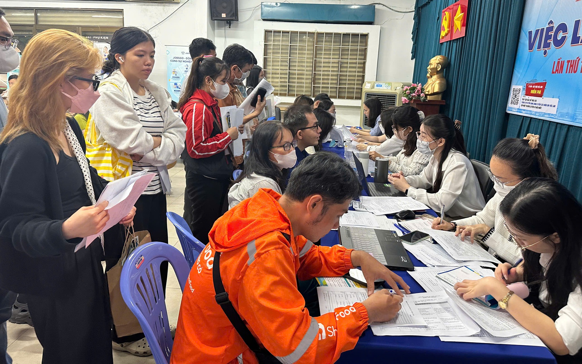 TPHCM triển khai vay vốn hỗ trợ việc l&agrave;m cho c&aacute;n bộ nghỉ việc - Ảnh 2.