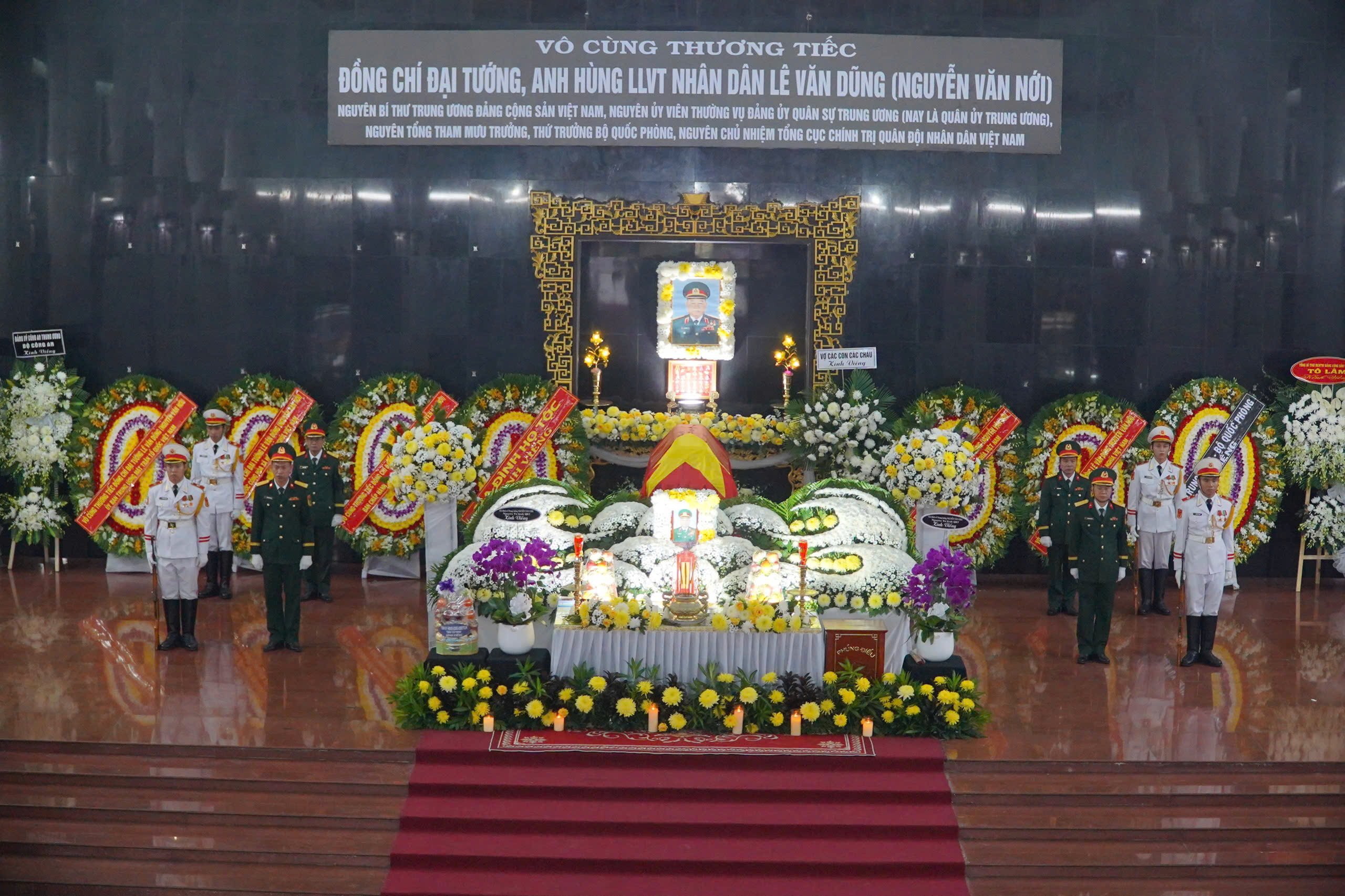 L&atilde;nh đạo, nguy&ecirc;n l&atilde;nh đạo Trung ương v&agrave; TPHCM đến viếng Đại tướng L&ecirc; Văn Dũng - Ảnh 6.