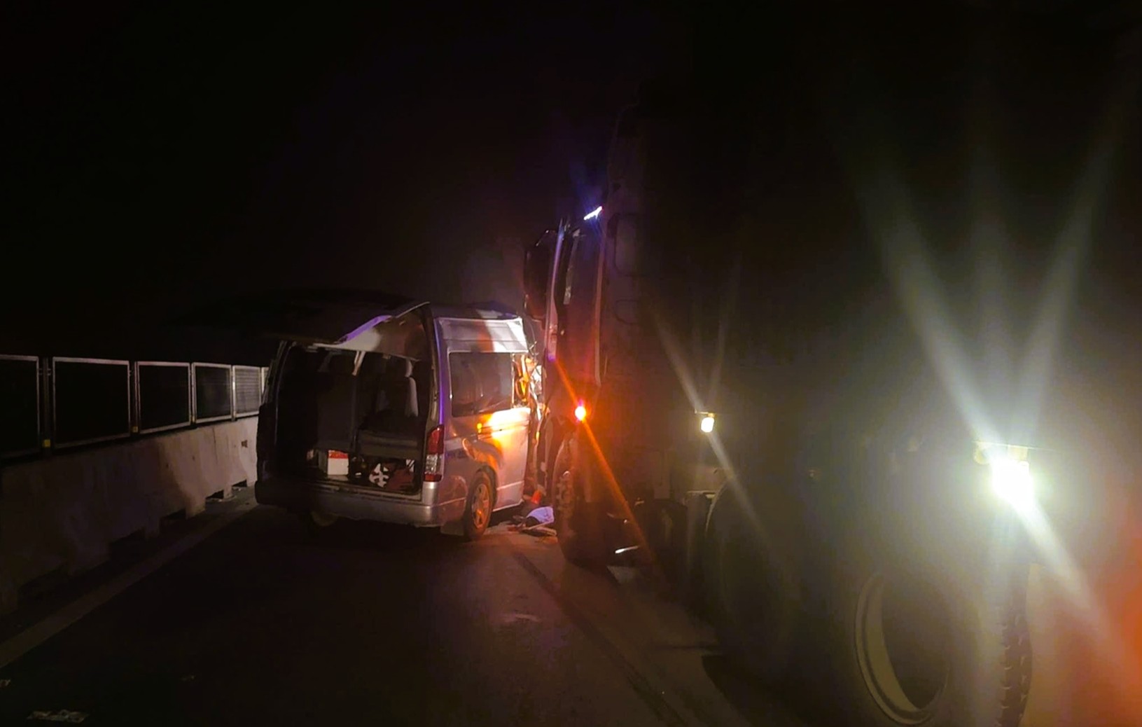 Xe khách gặp nạn trên cao tốc, 4 người chết, 6 người bị thương - Ảnh 1.