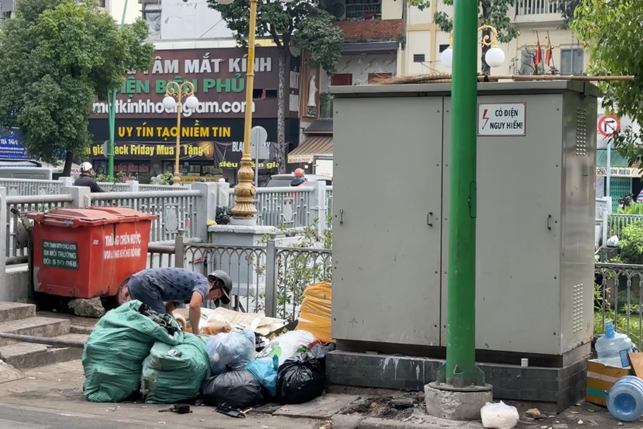 C&aacute;c b&atilde;i r&aacute;c lộ thi&ecirc;n xấu x&iacute; giữa l&ograve;ng th&agrave;nh phố - Ảnh 7.