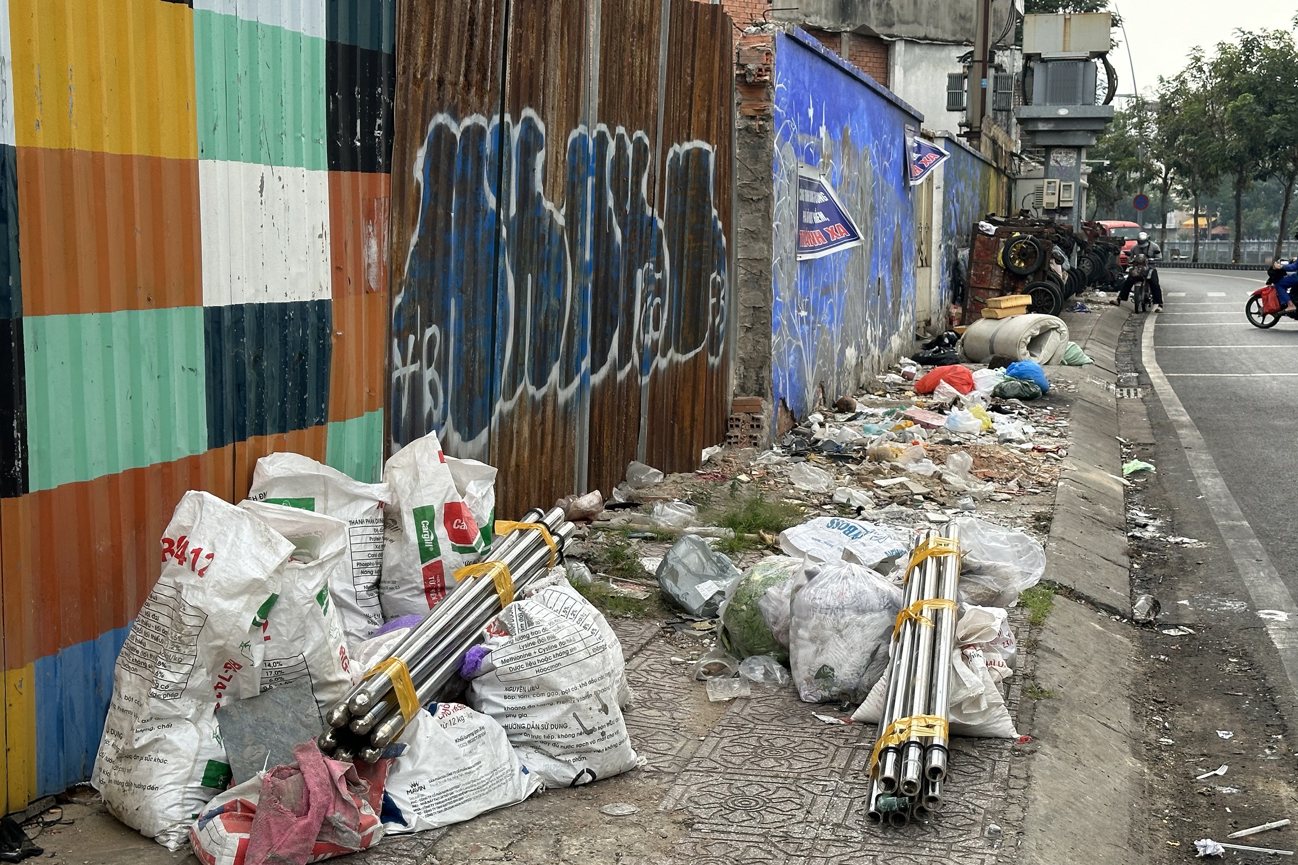 C&aacute;c b&atilde;i r&aacute;c lộ thi&ecirc;n xấu x&iacute; giữa l&ograve;ng th&agrave;nh phố - Ảnh 8.