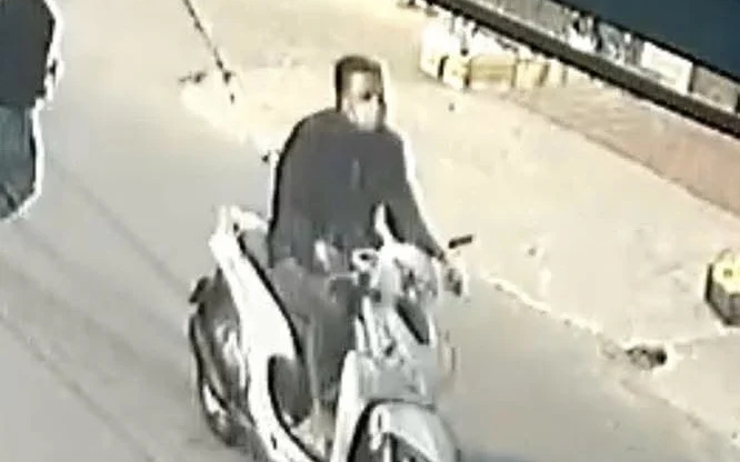 Vụ 2 người phụ nữ bị s&aacute;t hại: Nghi phạm vứt xe m&aacute;y b&ecirc;n đường bỏ trốn - Ảnh 2.