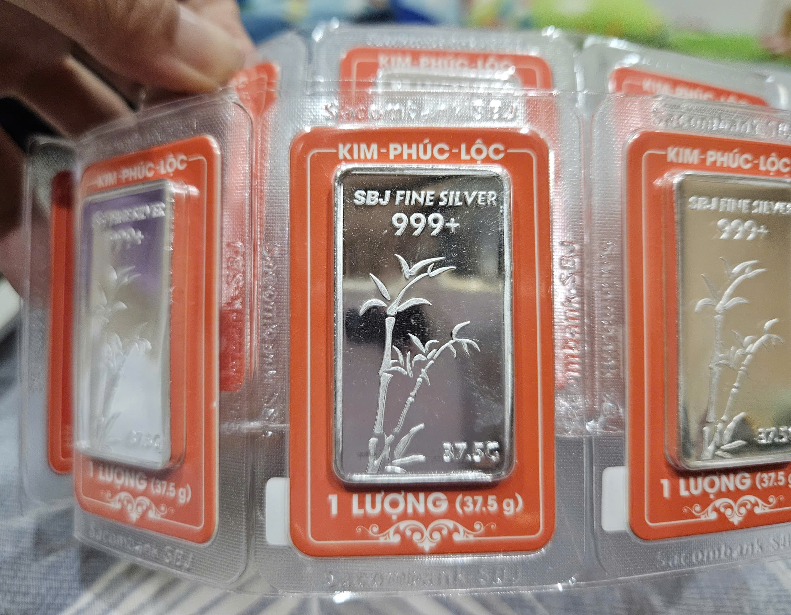 Giá bạc hôm nay 24 - 3 tăng mạnh theo vàng , phục hồi từ đáy - Ảnh 2.