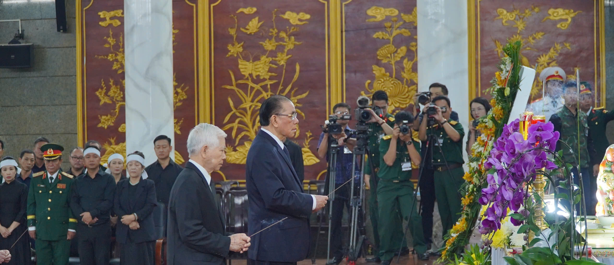 L&atilde;nh đạo, nguy&ecirc;n l&atilde;nh đạo Trung ương v&agrave; TPHCM đến viếng Đại tướng L&ecirc; Văn Dũng - Ảnh 4.