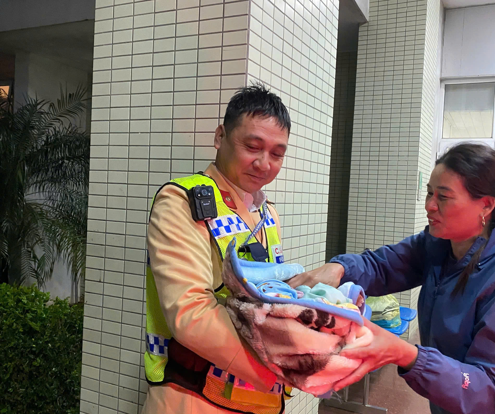 HY HỮU: Em bé chào đời trên xe tuần tra của cảnh sát giao thông - Ảnh 1.