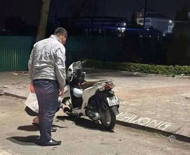 Vụ 2 người phụ nữ bị s&aacute;t hại: Nghi phạm vứt xe m&aacute;y b&ecirc;n đường bỏ trốn - Ảnh 1.