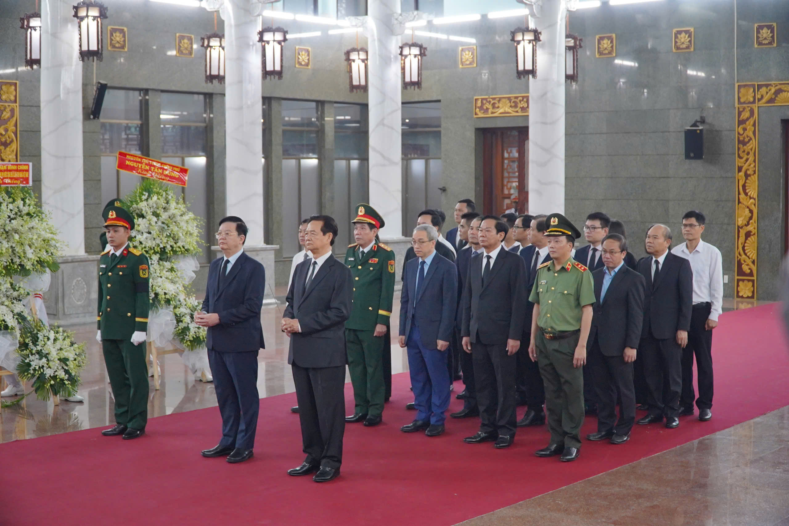 L&atilde;nh đạo, nguy&ecirc;n l&atilde;nh đạo Trung ương v&agrave; TPHCM đến viếng Đại tướng L&ecirc; Văn Dũng - Ảnh 5.