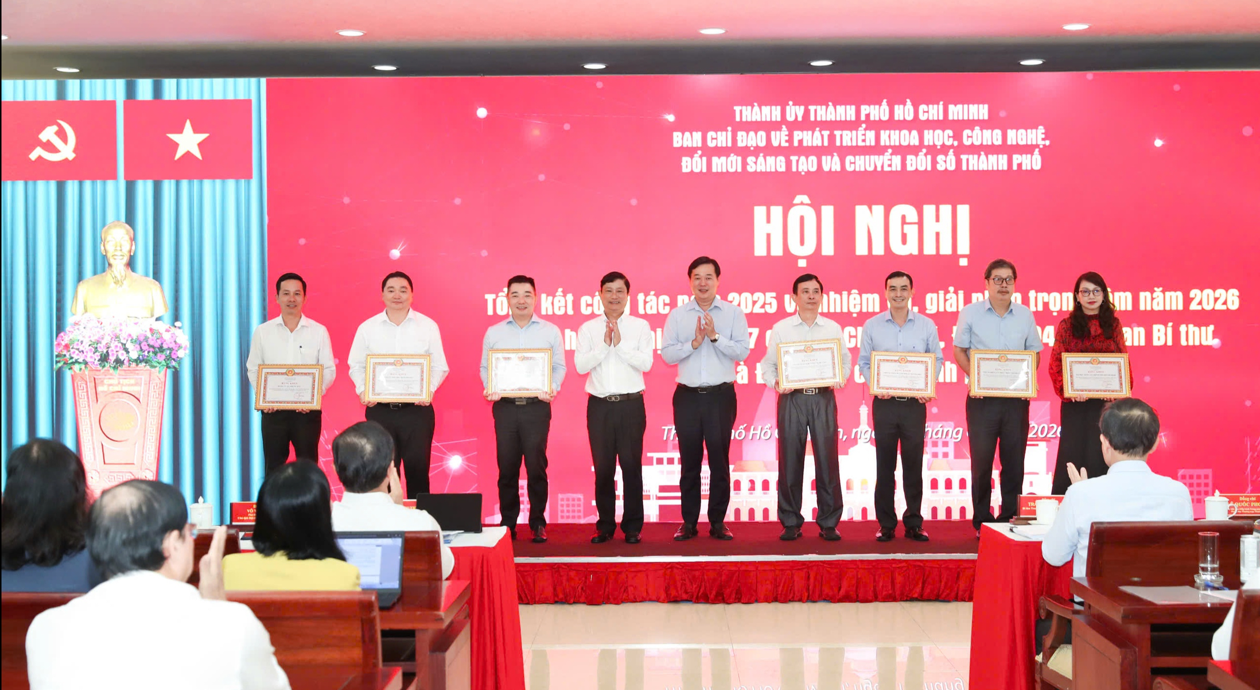 B&iacute; thư Th&agrave;nh ủy TPHCM: Kh&ocirc;ng đi nhanh bằng khoa học - c&ocirc;ng nghệ, th&agrave;nh phố sẽ m&atilde;i l&agrave; người đến sau - Ảnh 5.