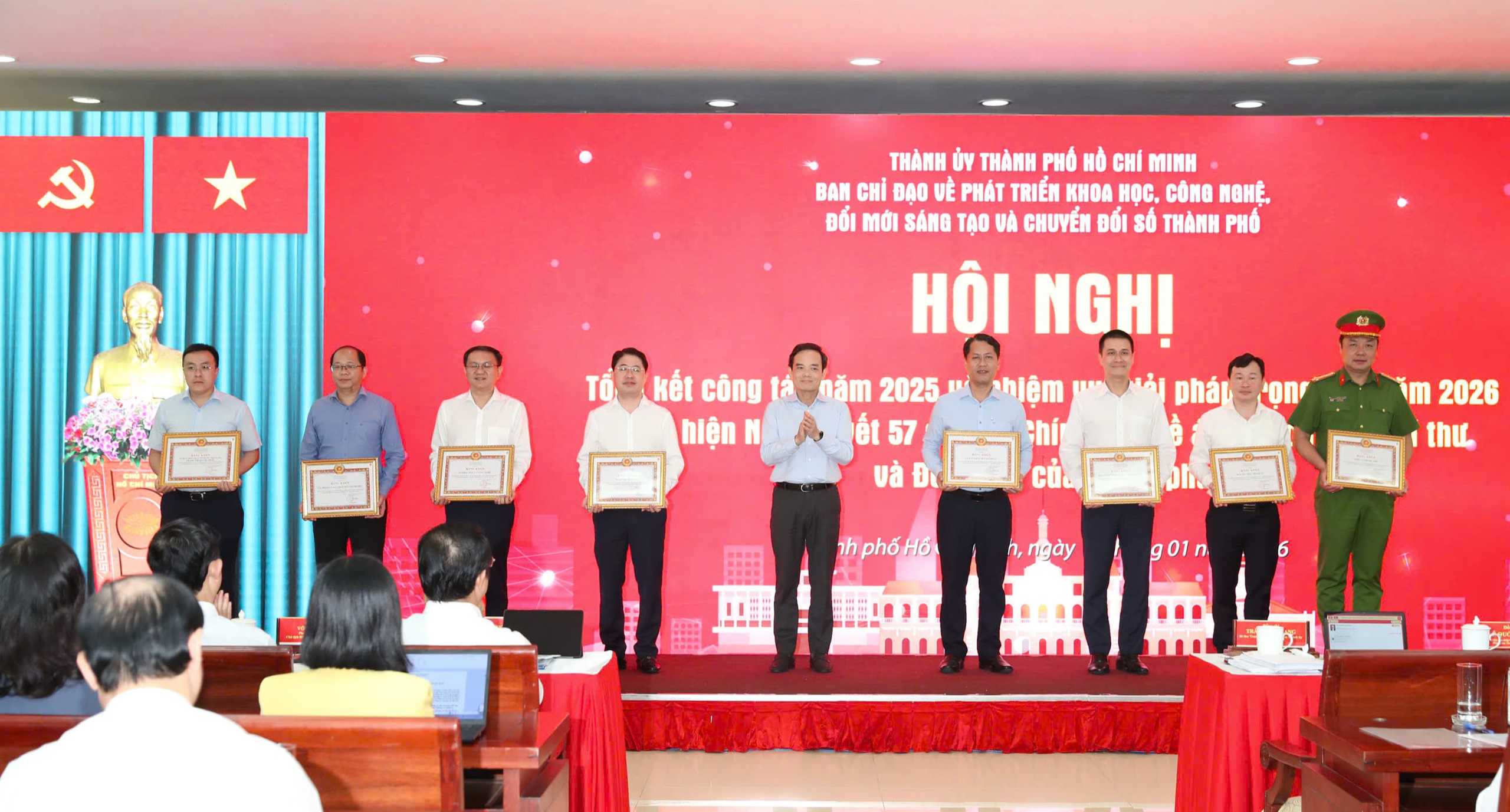 B&iacute; thư Th&agrave;nh ủy TPHCM: Kh&ocirc;ng đi nhanh bằng khoa học - c&ocirc;ng nghệ, th&agrave;nh phố sẽ m&atilde;i l&agrave; người đến sau - Ảnh 4.