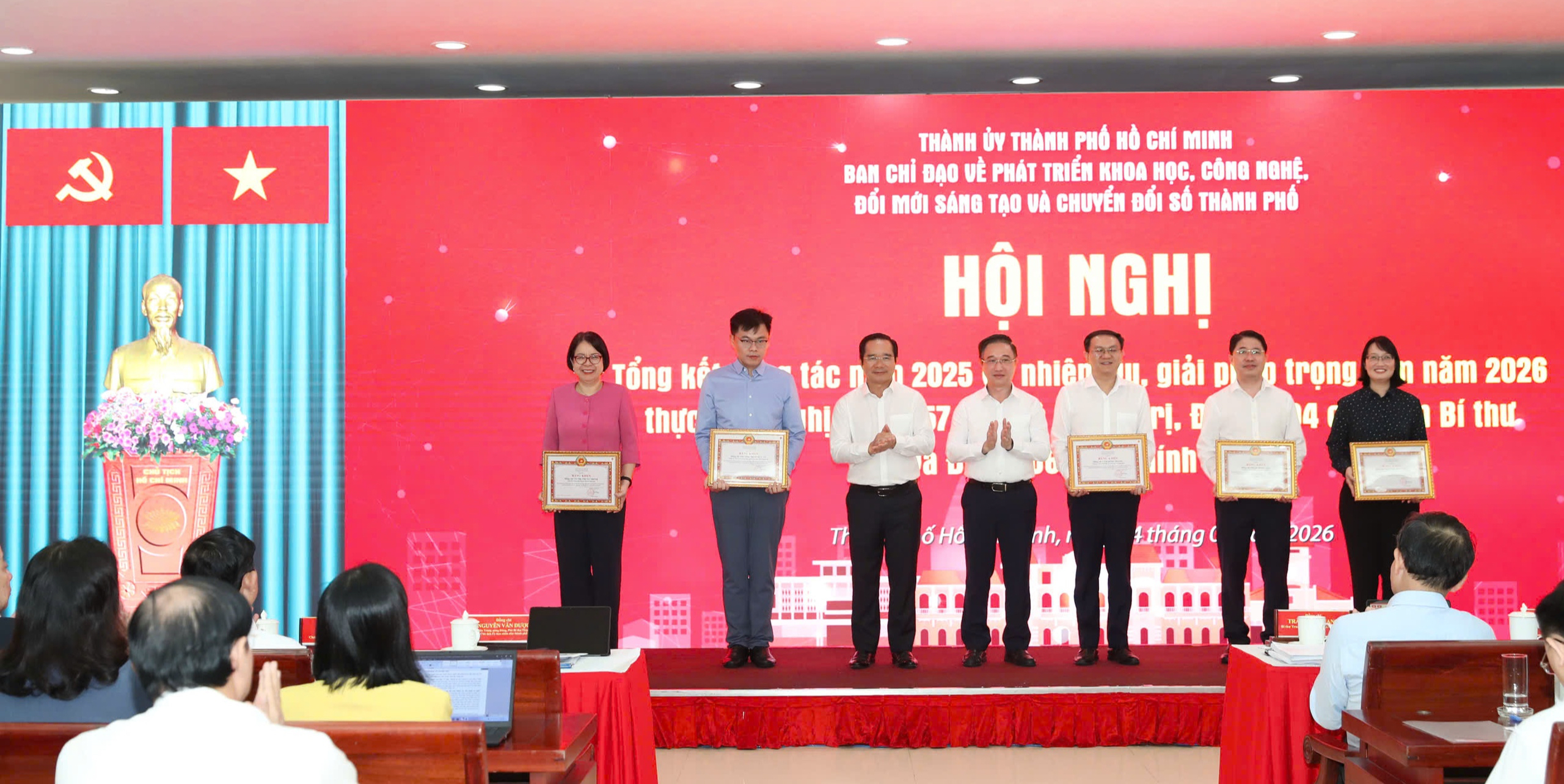 B&iacute; thư Th&agrave;nh ủy TPHCM: Kh&ocirc;ng đi nhanh bằng khoa học - c&ocirc;ng nghệ, th&agrave;nh phố sẽ m&atilde;i l&agrave; người đến sau - Ảnh 6.