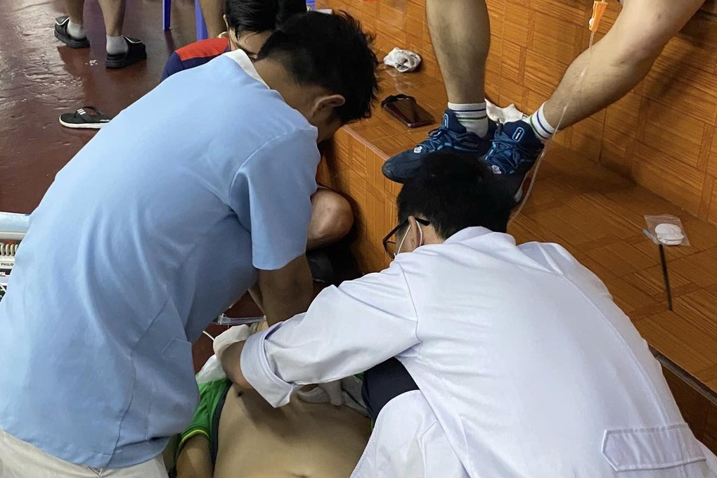Một huấn luyện vi&ecirc;n đột tử tr&ecirc;n s&acirc;n cầu l&ocirc;ng - Ảnh 1.
