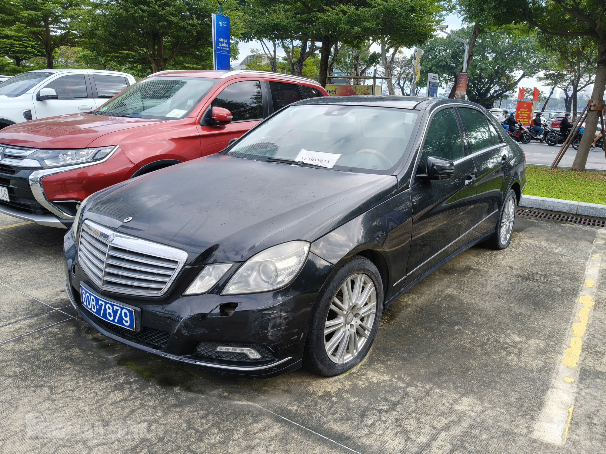 Cận cảnh xe c&ocirc;ng Mercedes - Benz E300 thanh l&yacute; ở Đ&agrave; Nẵng , gi&aacute; chỉ 282 triệu đồng - Ảnh 1.