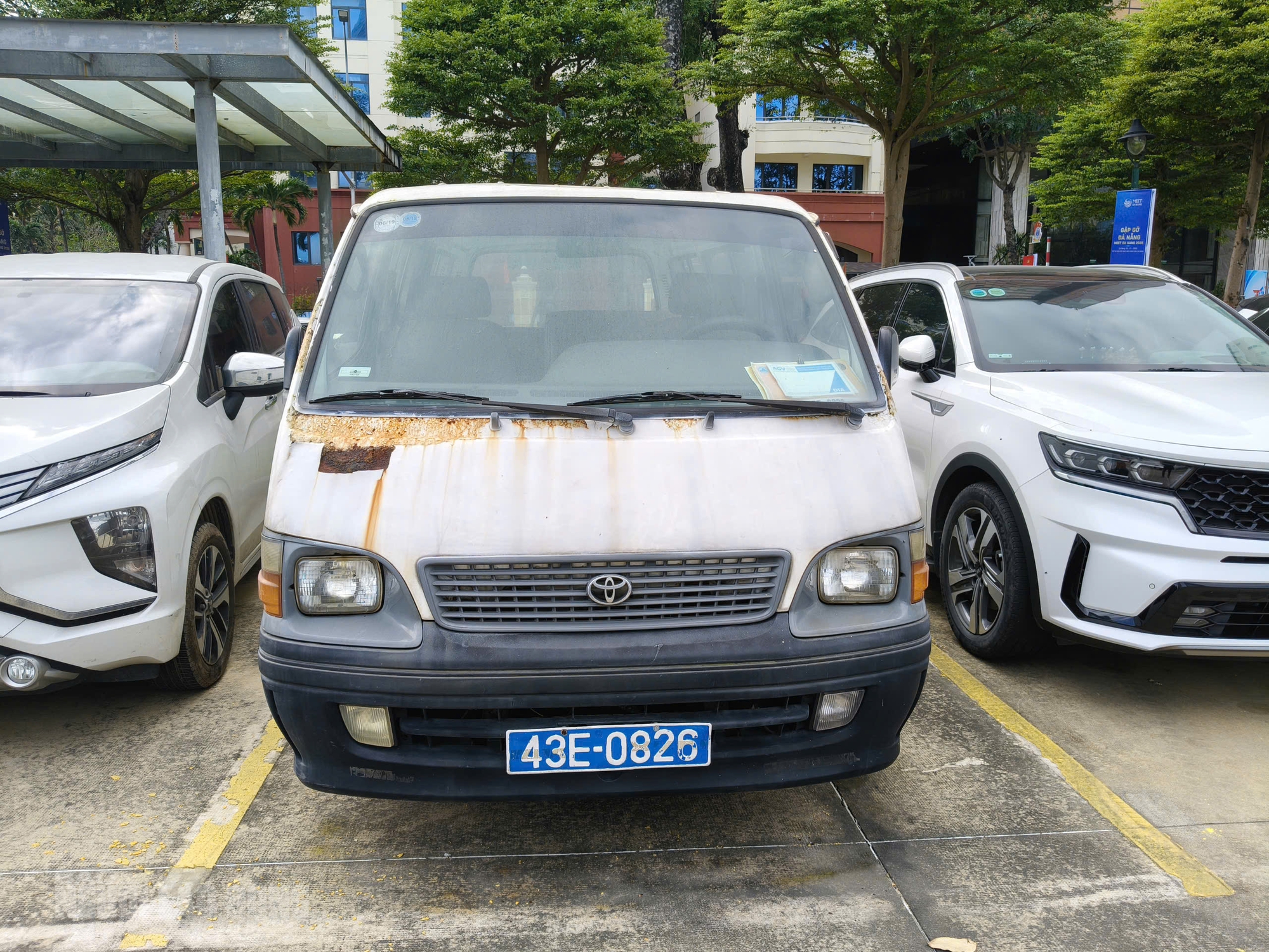 Cận cảnh xe c&ocirc;ng Mercedes - Benz E300 thanh l&yacute; ở Đ&agrave; Nẵng , gi&aacute; chỉ 282 triệu đồng - Ảnh 4.