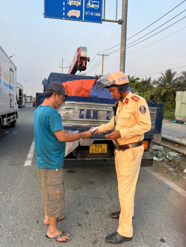CSGT T&acirc;n T&uacute;c "siết" xe kinh doanh vận tải: Phạt hơn 4 tỉ đồng, tạm giữ hơn 1.000 phương tiện - Ảnh 1.