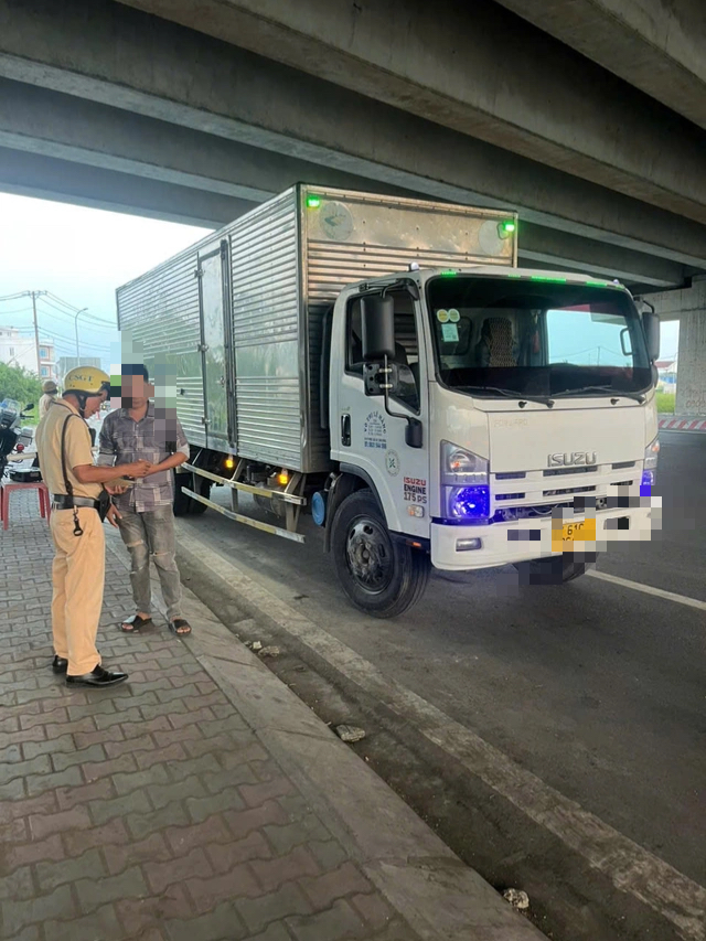 CSGT T&acirc;n T&uacute;c "siết" xe kinh doanh vận tải: Phạt hơn 4 tỉ đồng, tạm giữ hơn 1.000 phương tiện - Ảnh 3.