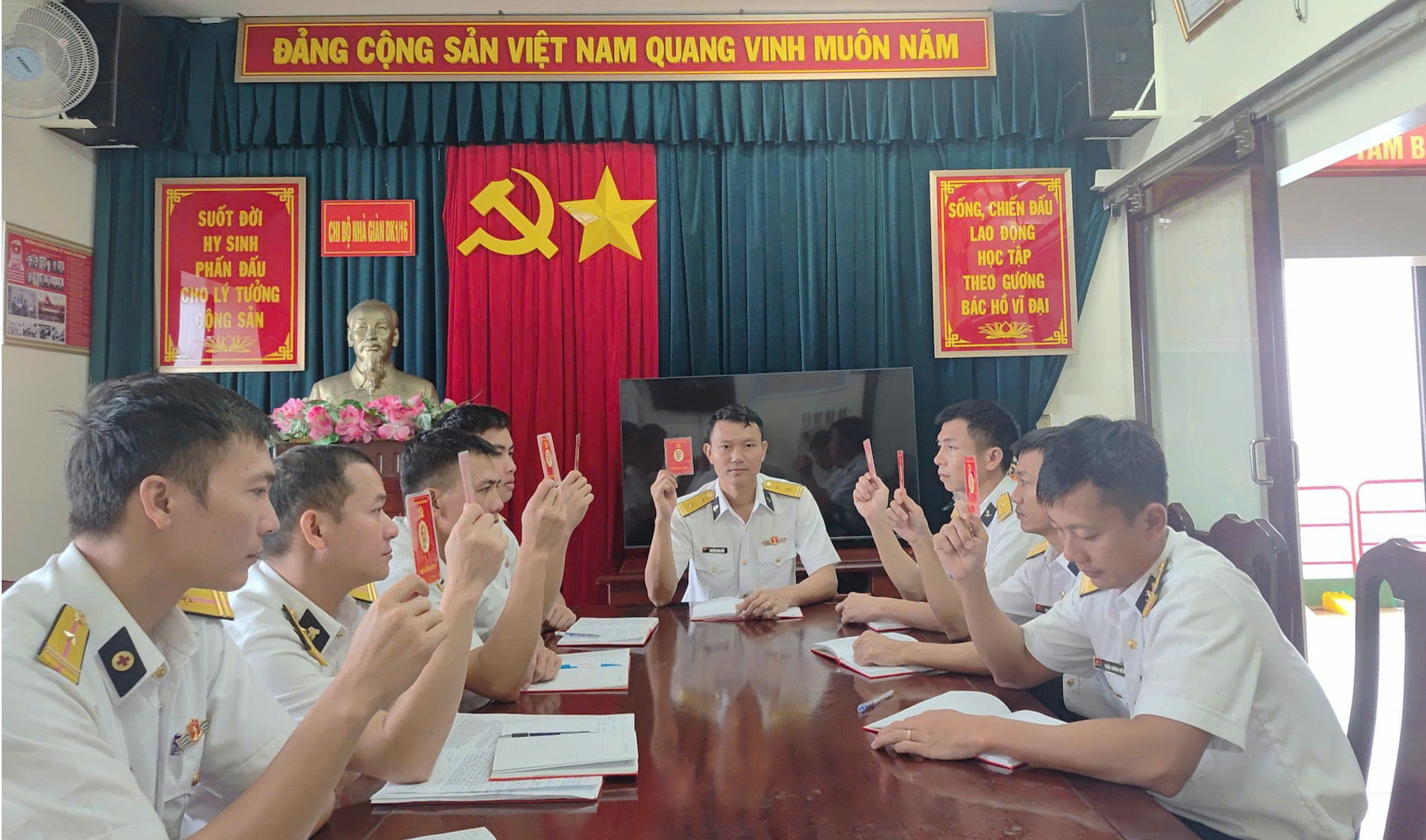 Giữa trùng khơi, nhà giàn DK1 hướng về Đại hội XIV của Đảng - Ảnh 1.