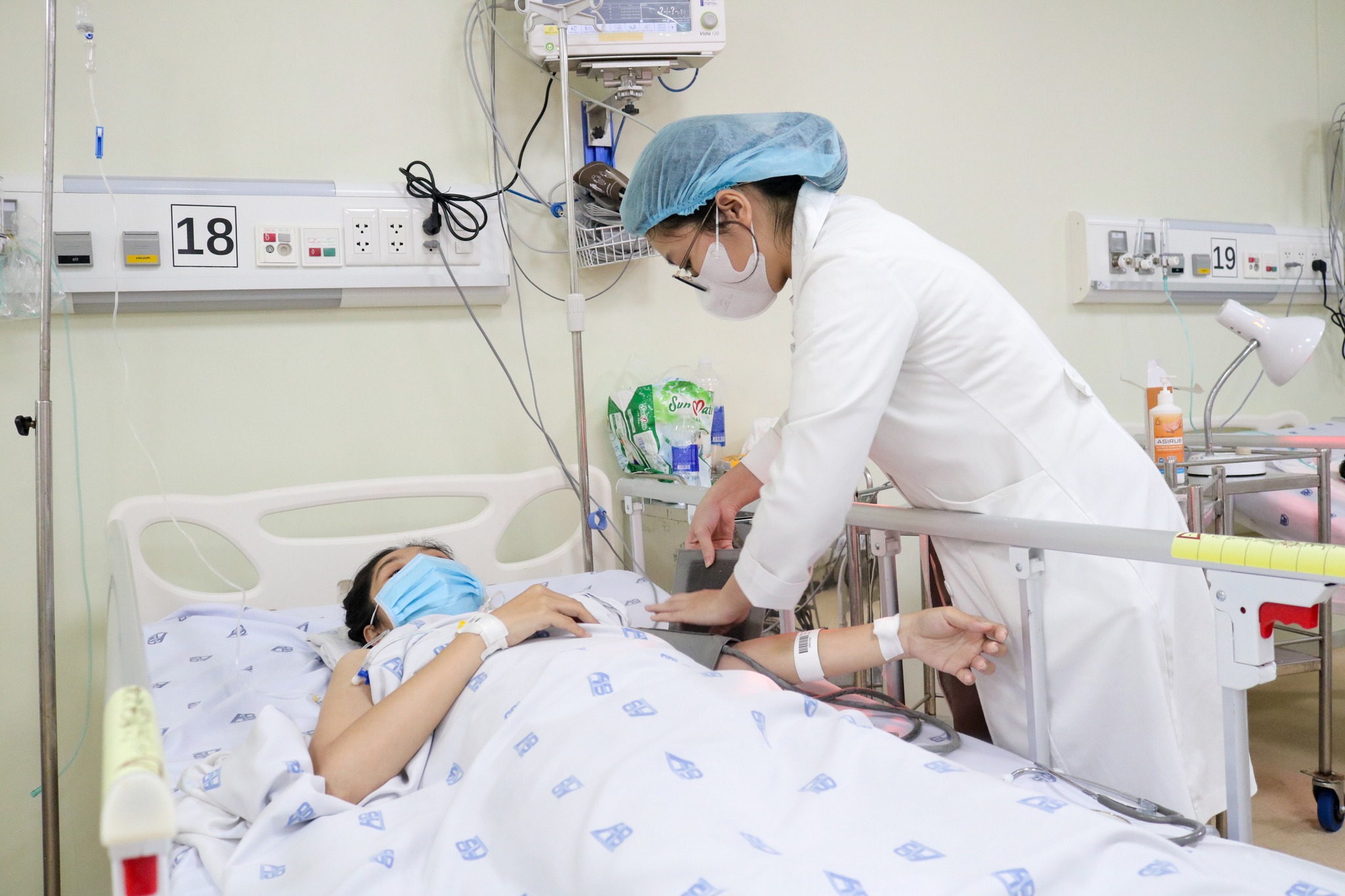 Một thai phụ 13,5 tuần nhiễm khuẩn đường tiết niệu, đe dọa cả mẹ lẫn con - Ảnh 1.