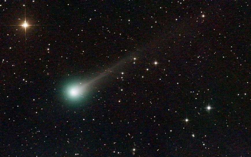 Một vật thể kỳ qu&aacute;i đang bắn ph&aacute; vũ trụ - Ảnh 2.