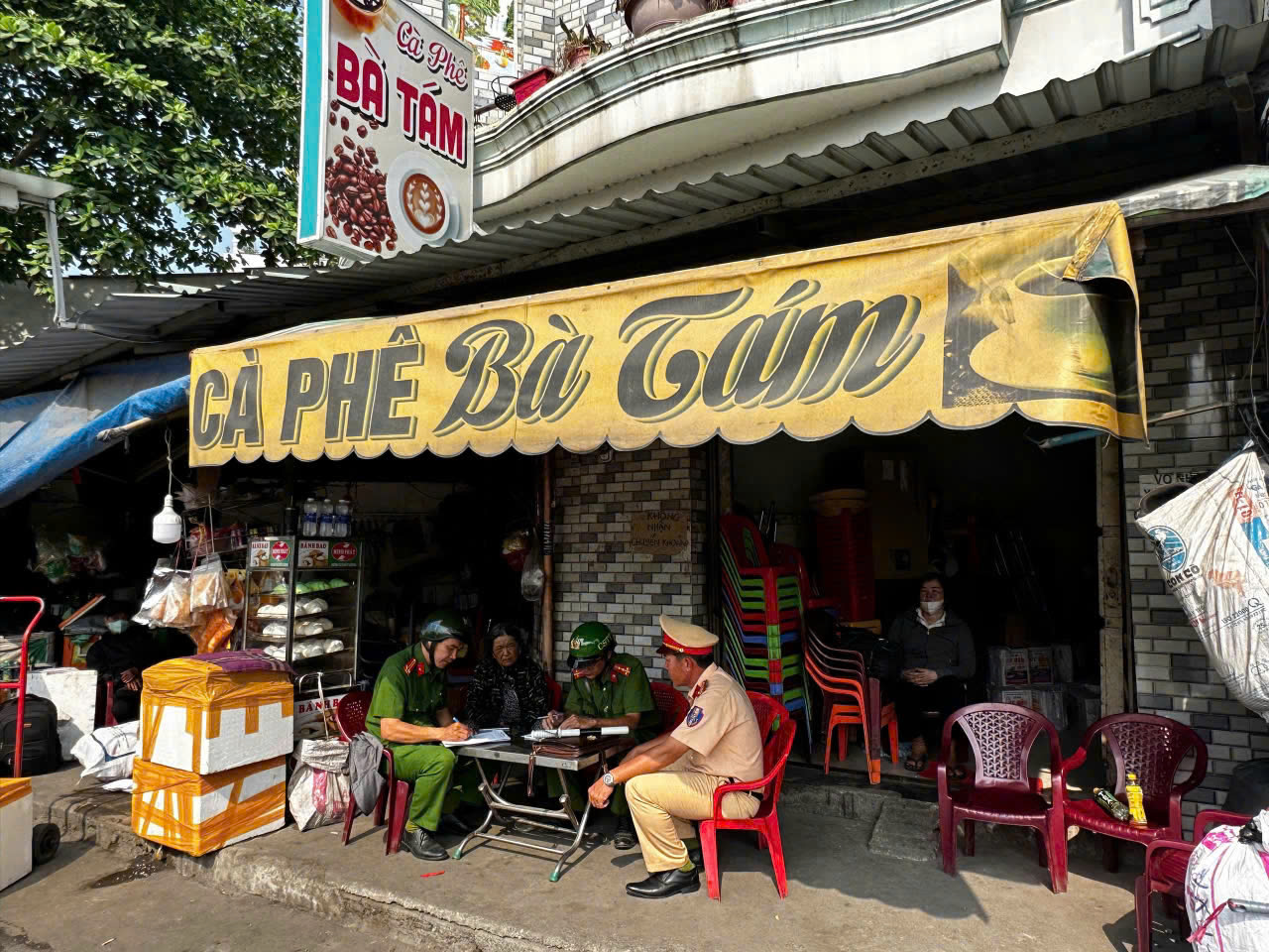 TPHCM: 5 ngày, CSGT An Sương xử lý 62 xe khách vi phạm - Ảnh 1.