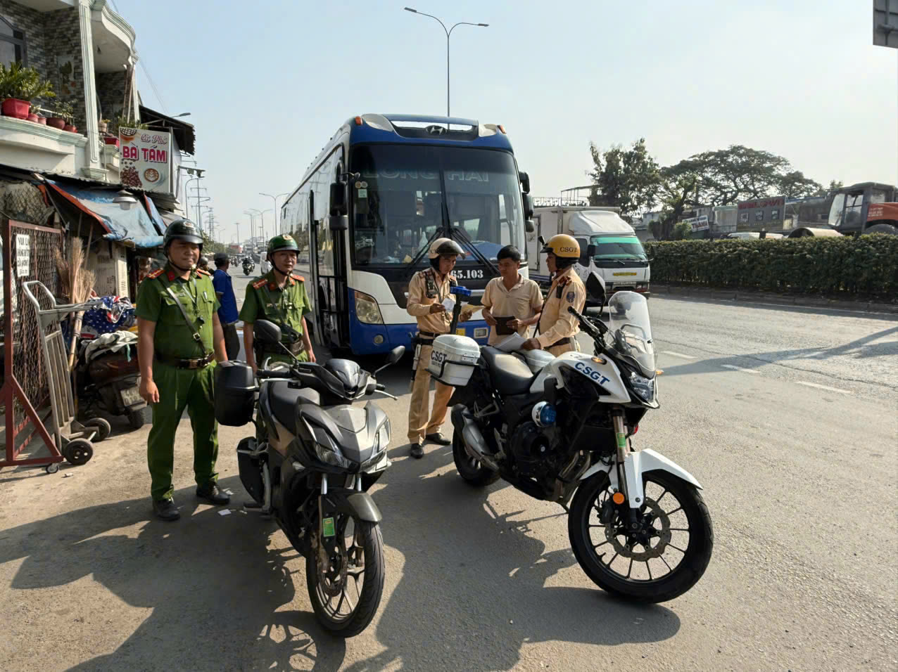 TPHCM: 5 ngày, CSGT An Sương xử lý 62 xe khách vi phạm - Ảnh 2.