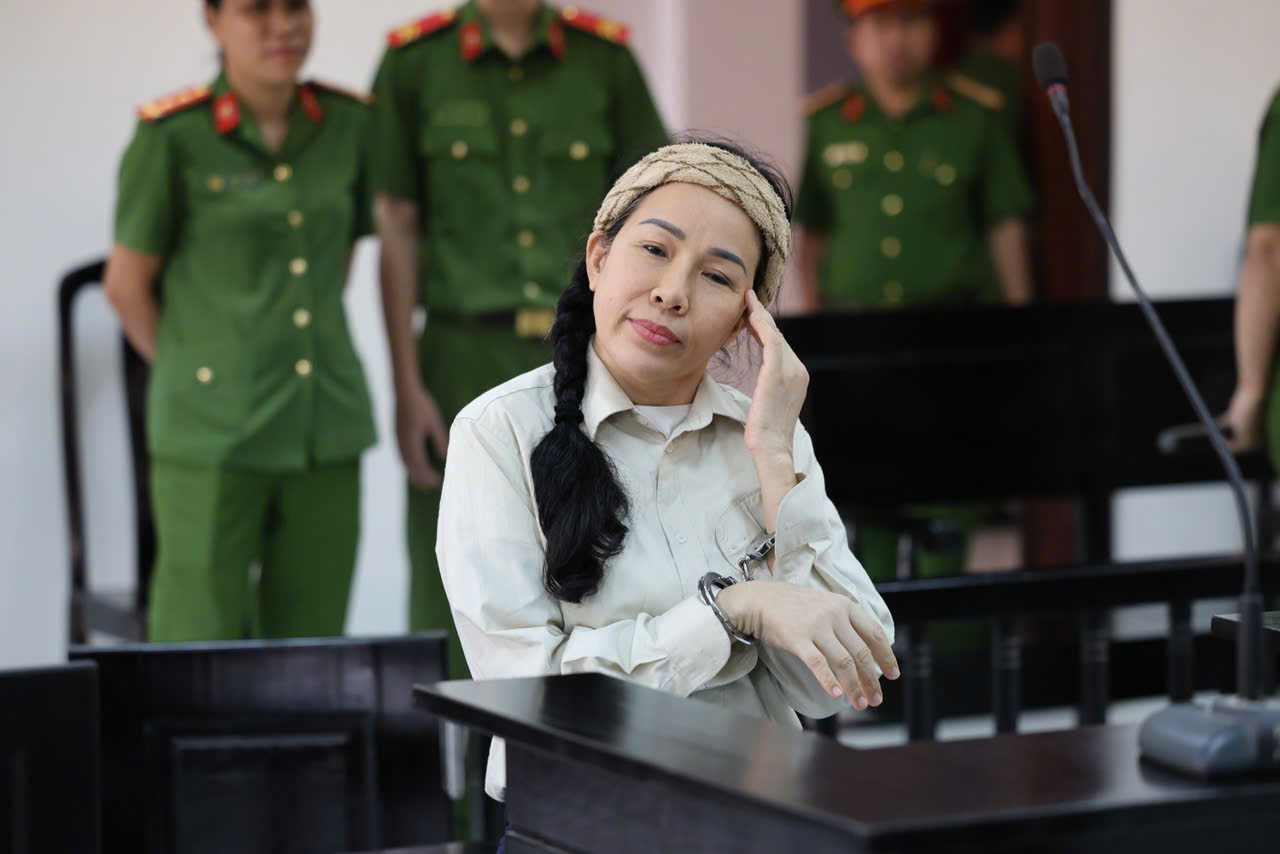 Vợ chồng Nguyễn Phương Hằng vắng mặt tại phi&ecirc;n x&eacute;t xử YouTube Đinh Lan - Ảnh 3.