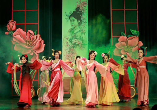 Diện mạo mới của s&acirc;n khấu h&ocirc;m nay - Ảnh 1.