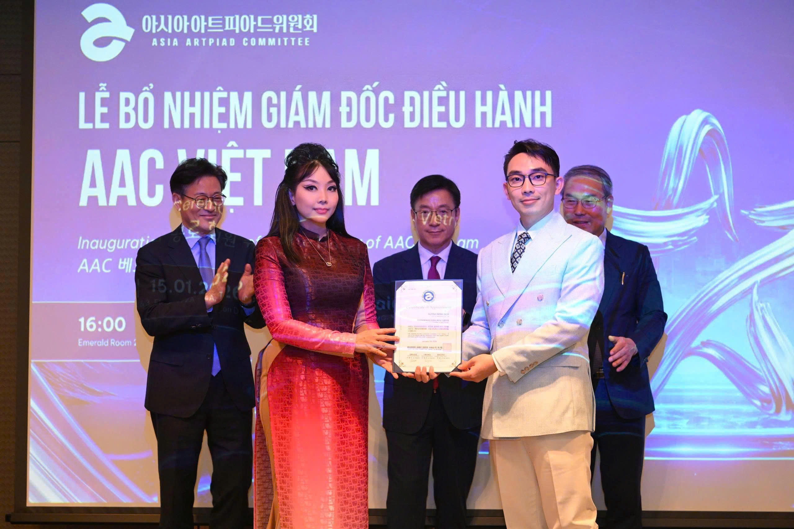 Huỳnh Minh H&ograve;a nhận Gi&aacute;m đốc Điều h&agrave;nh AAC Việt Nam