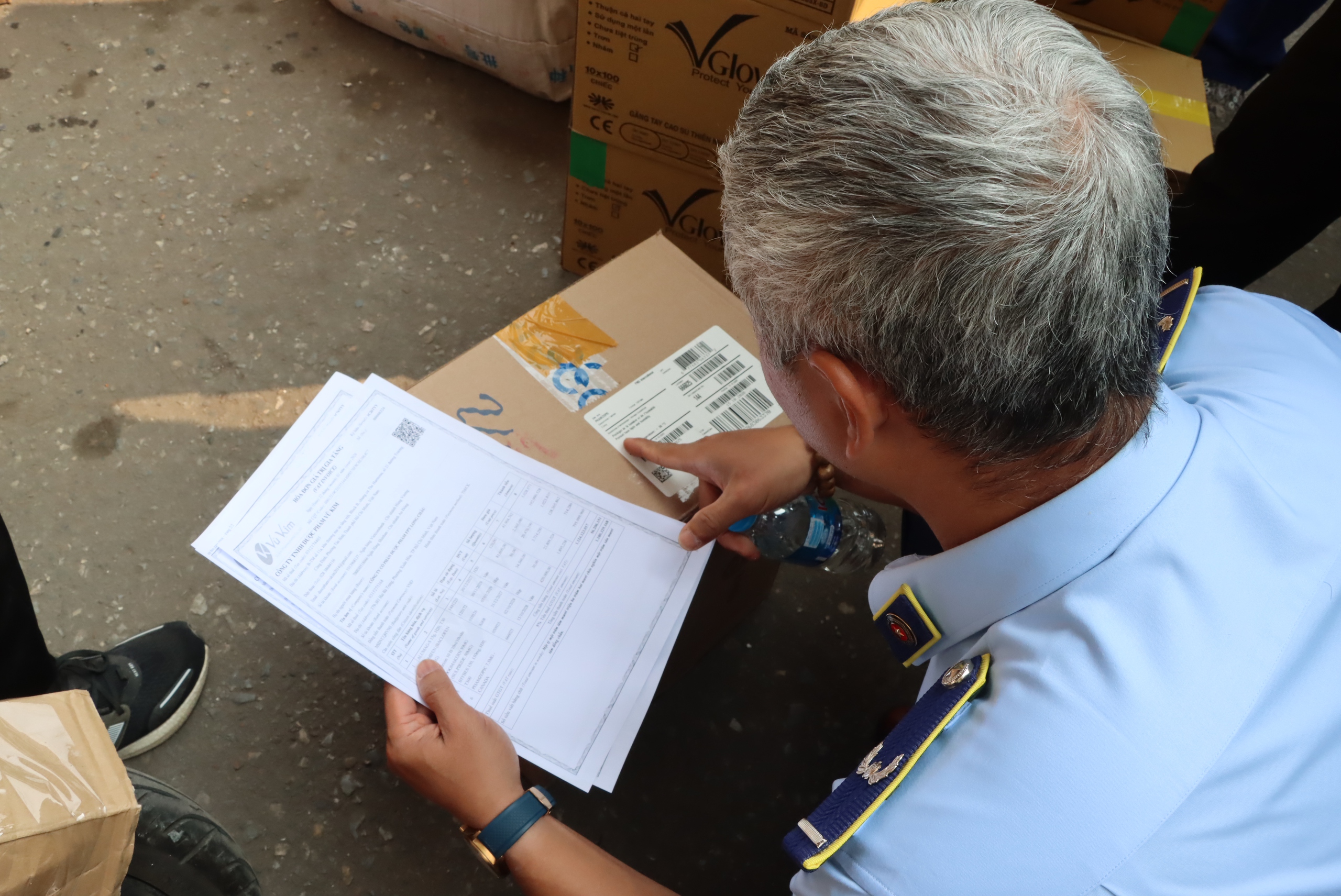 Kiểm tra ga Hà Nội phát hiện hàng hóa nghi nhập lậu với số lượng lớn - Ảnh 3.