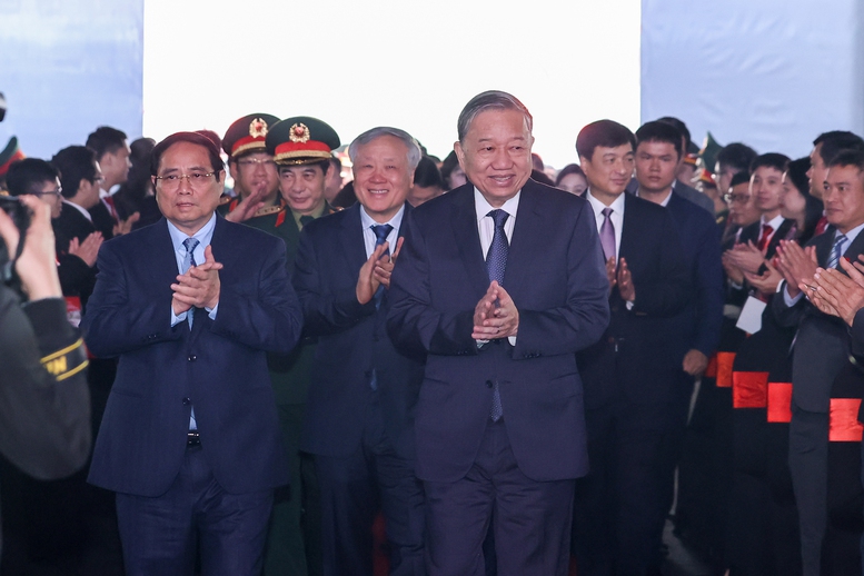 Tổng Bí thư, Thủ tướng dự lễ khởi công nhà máy chế tạo chip bán dẫn đầu tiên tại Việt Nam - Ảnh 1.