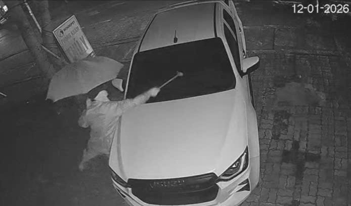 Danh tính kẻ đập phá ô tô hàng xóm gây sốc tại Nghệ An - Ảnh 1.