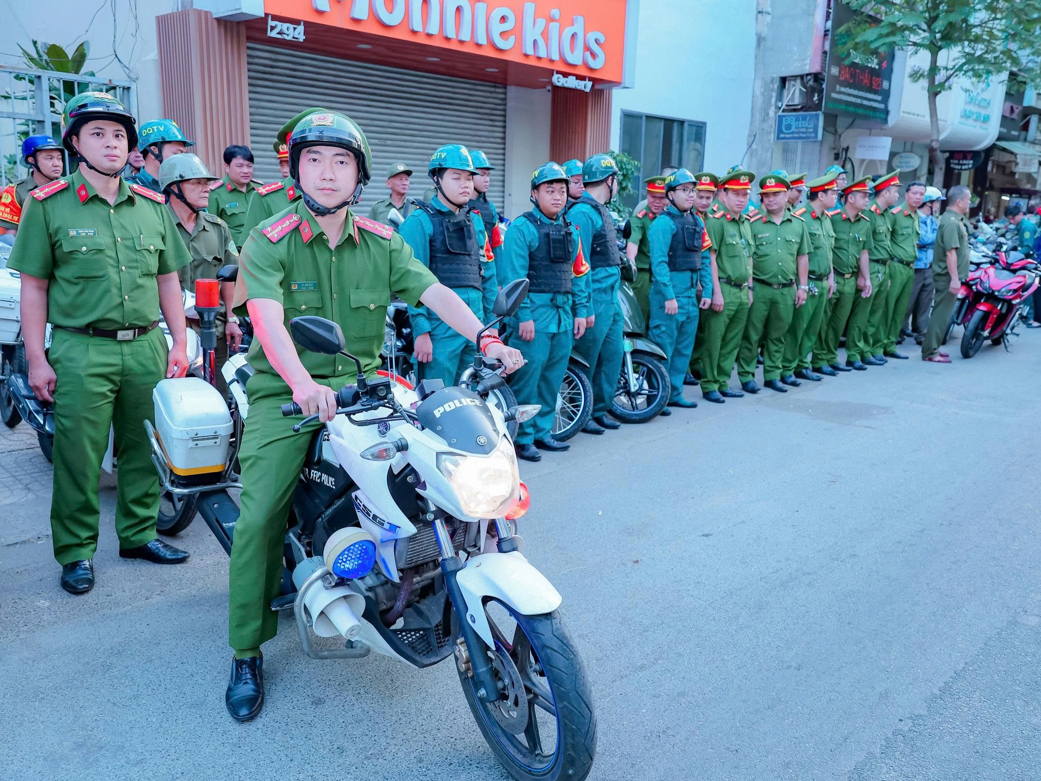 TPHCM: Phường Bàn Cờ mở cao điểm xử lý lấn chiếm lòng đường, vỉa hè, "xe dù bến cóc" - Ảnh 3.