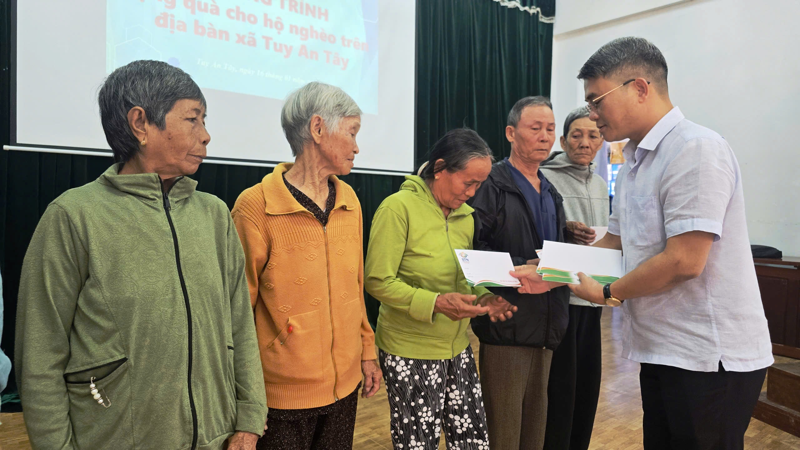 Hỗ trợ sinh kế cho người dân vùng lũ Phú Yên (cũ) - Ảnh 1.