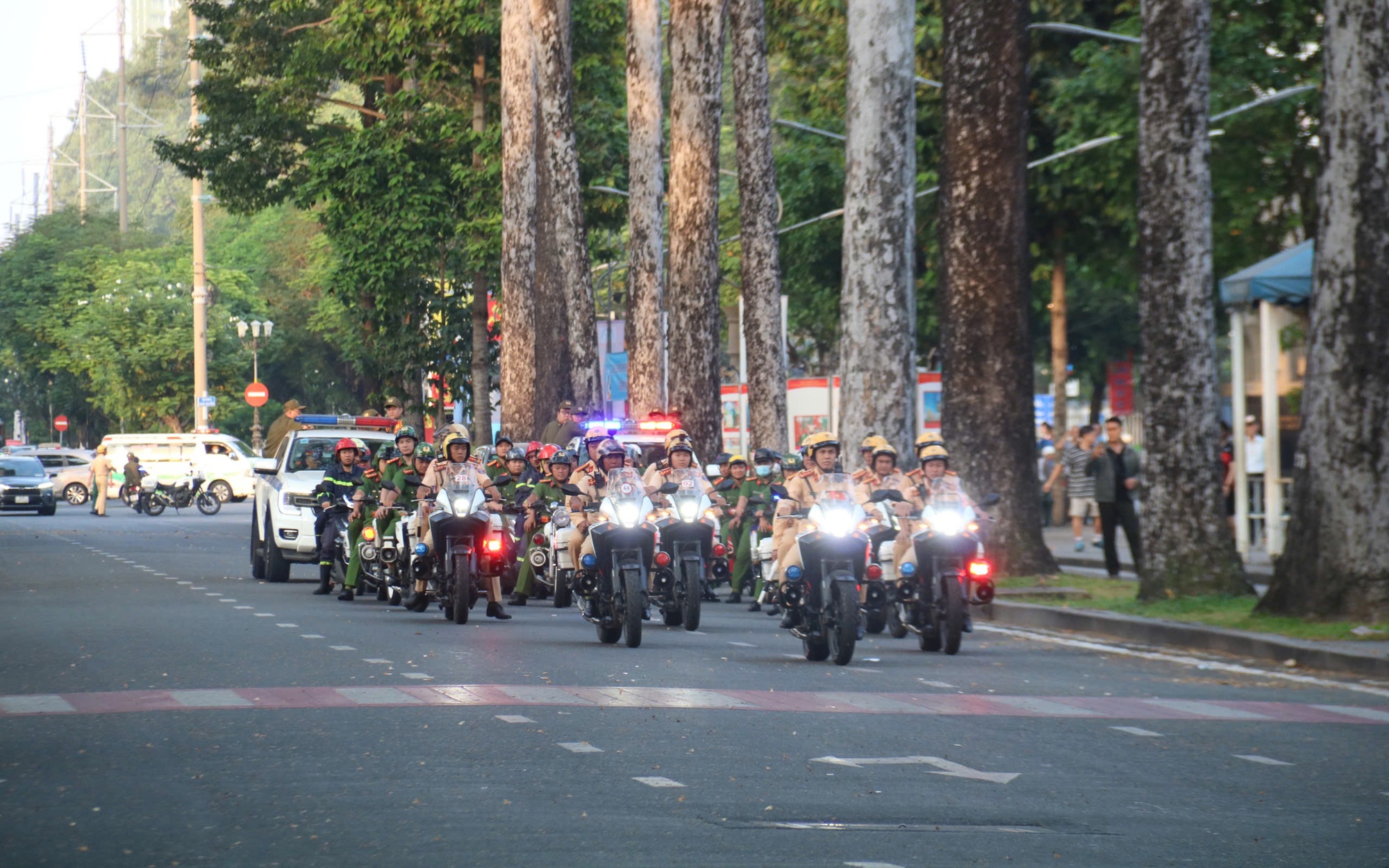 V&igrave; sao "xe d&ugrave;, bến c&oacute;c" vẫn phức tạp d&ugrave; CSGT TPHCM nhiều lần ra qu&acirc;n xử l&yacute;? - Ảnh 2.