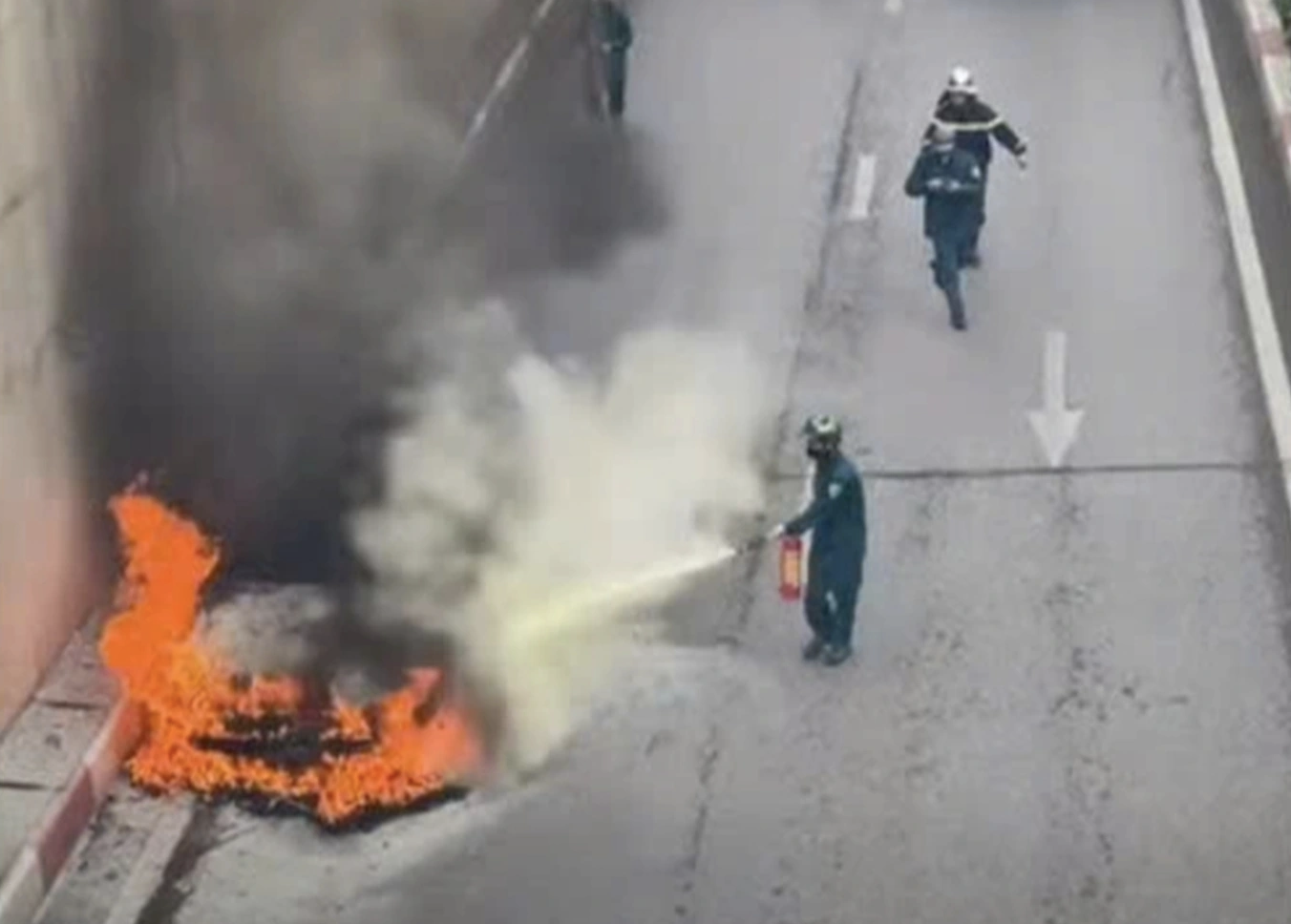 Xe ô tô Audi bốc cháy dữ dội tại hầm chui Thanh Xuân - Ảnh 1.