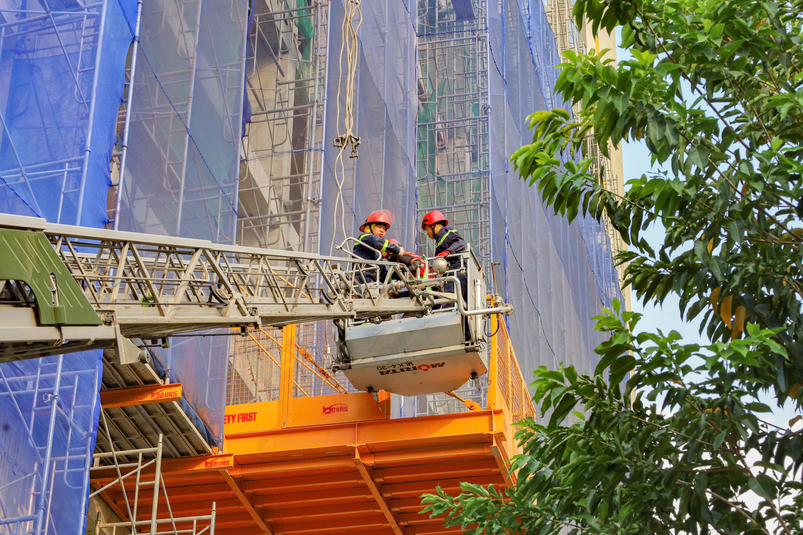 Giả định t&igrave;nh huống ch&aacute;y tại một c&ocirc;ng tr&igrave;nh x&acirc;y dựng to&agrave; nh&agrave; chung cư - Ảnh 2.