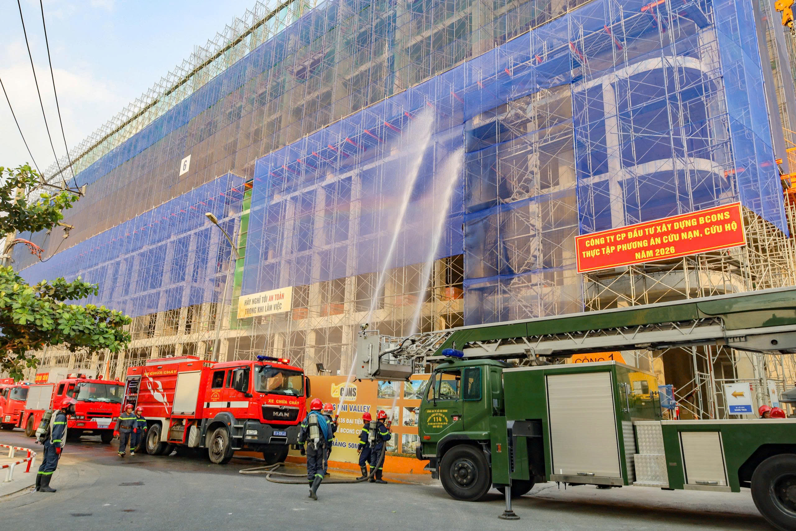 Giả định t&igrave;nh huống ch&aacute;y tại một c&ocirc;ng tr&igrave;nh x&acirc;y dựng to&agrave; nh&agrave; chung cư - Ảnh 1.