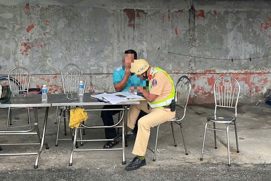 Phát hiện tài xế taxi vi phạm nồng độ cồn ở Bến xe Miền Tây - Ảnh 1.