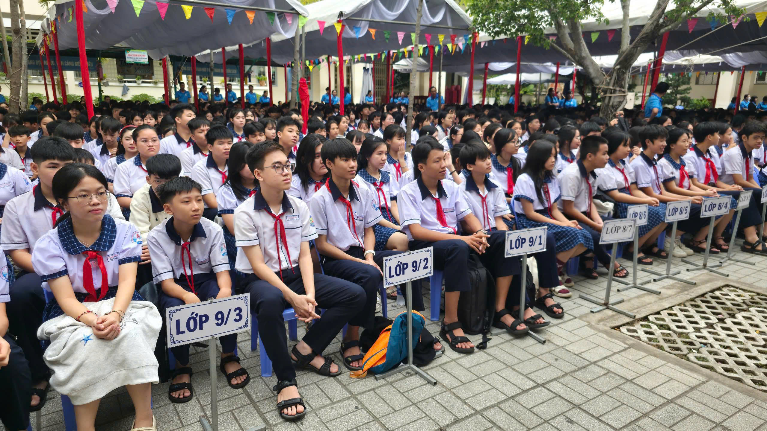 Học sinh nhận chứng chỉ tham gia chiến dịch