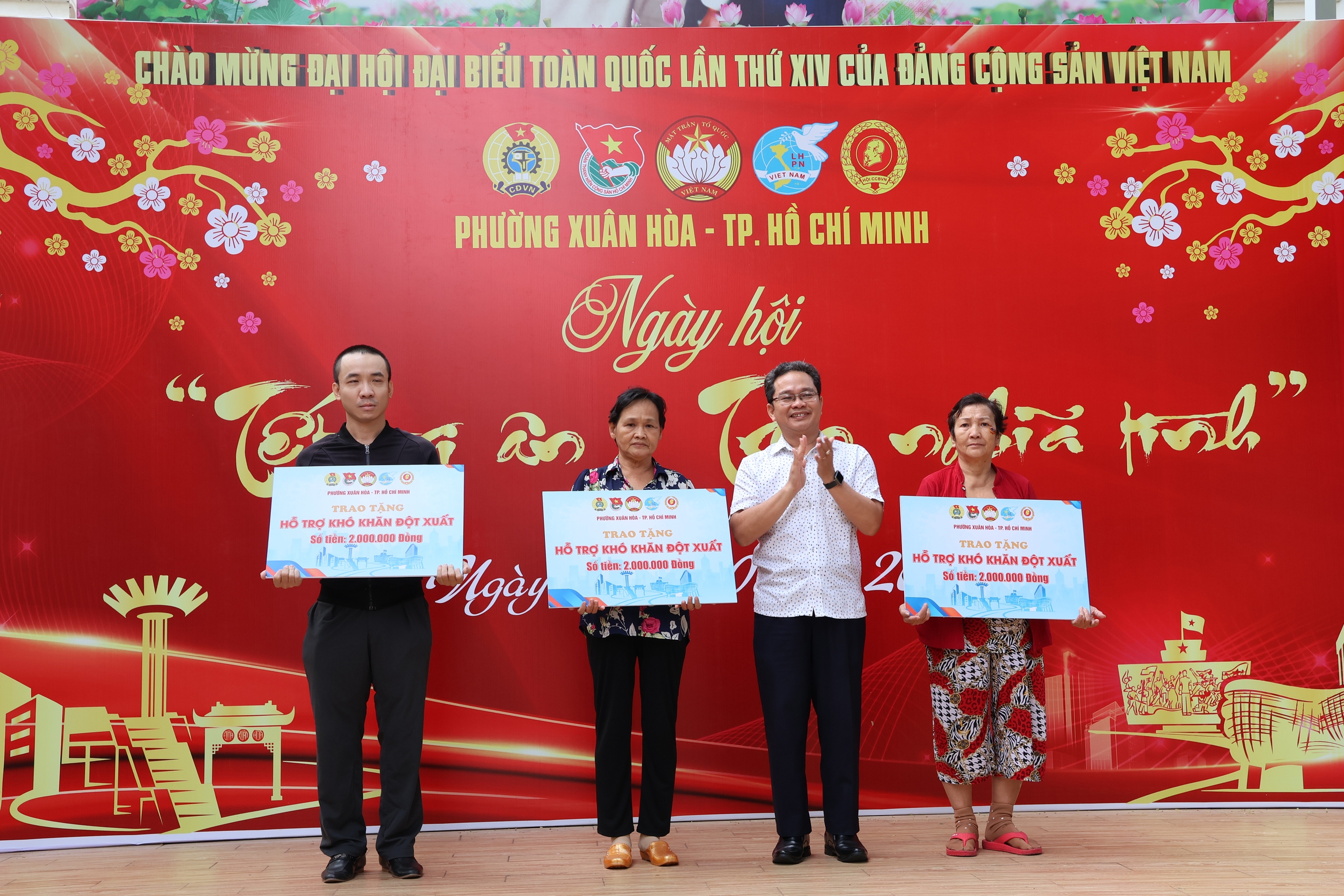 Tết nghĩa t&igrave;nh ở phường Xu&acirc;n H&ograve;a - TPHCM: Hơn 220 triệu đồng chăm lo người d&acirc;n kh&oacute; khăn - Ảnh 1.