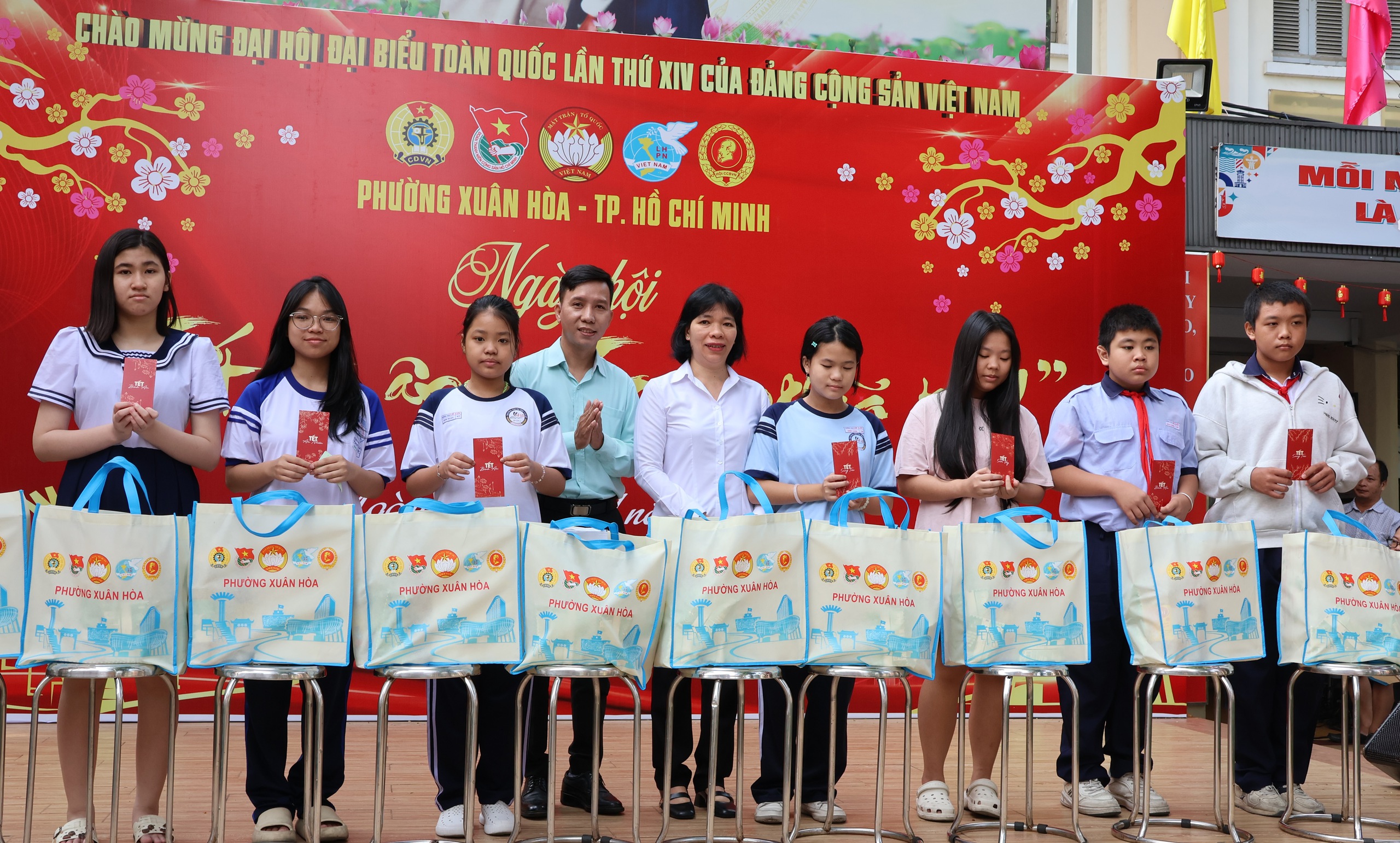 Tết nghĩa t&igrave;nh ở phường Xu&acirc;n H&ograve;a - TPHCM: Hơn 220 triệu đồng chăm lo người d&acirc;n kh&oacute; khăn - Ảnh 5.