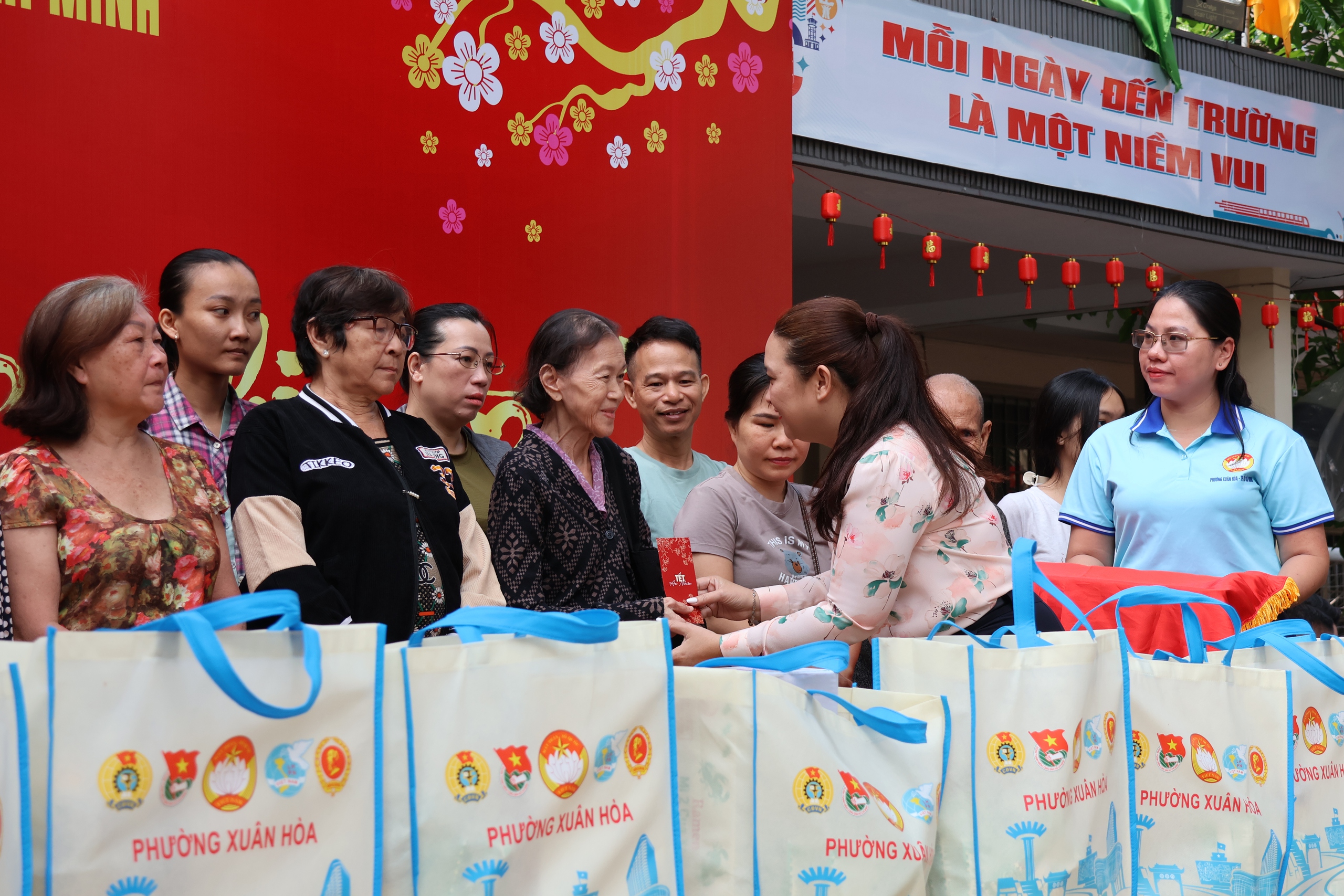 Tết nghĩa t&igrave;nh ở phường Xu&acirc;n H&ograve;a - TPHCM: Hơn 220 triệu đồng chăm lo người d&acirc;n kh&oacute; khăn - Ảnh 6.