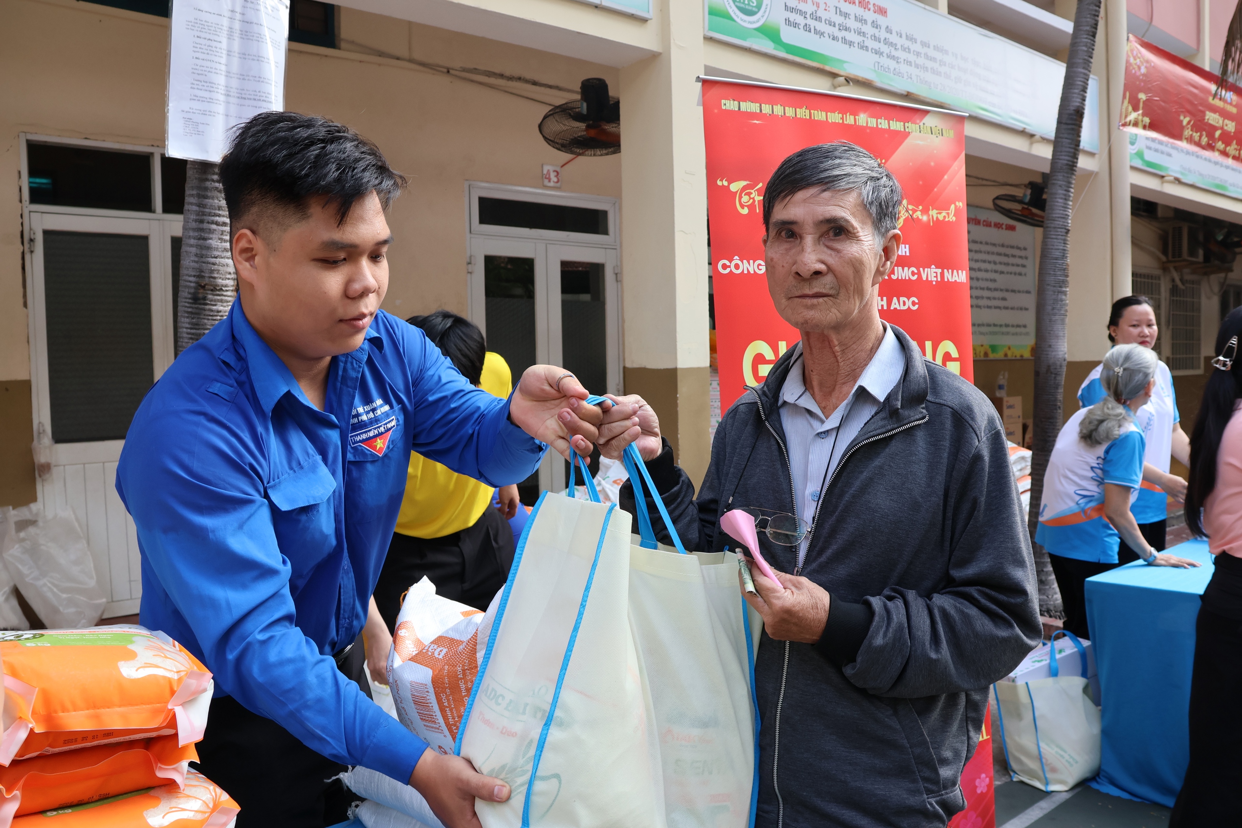 Tết nghĩa t&igrave;nh ở phường Xu&acirc;n H&ograve;a - TPHCM: Hơn 220 triệu đồng chăm lo người d&acirc;n kh&oacute; khăn - Ảnh 7.