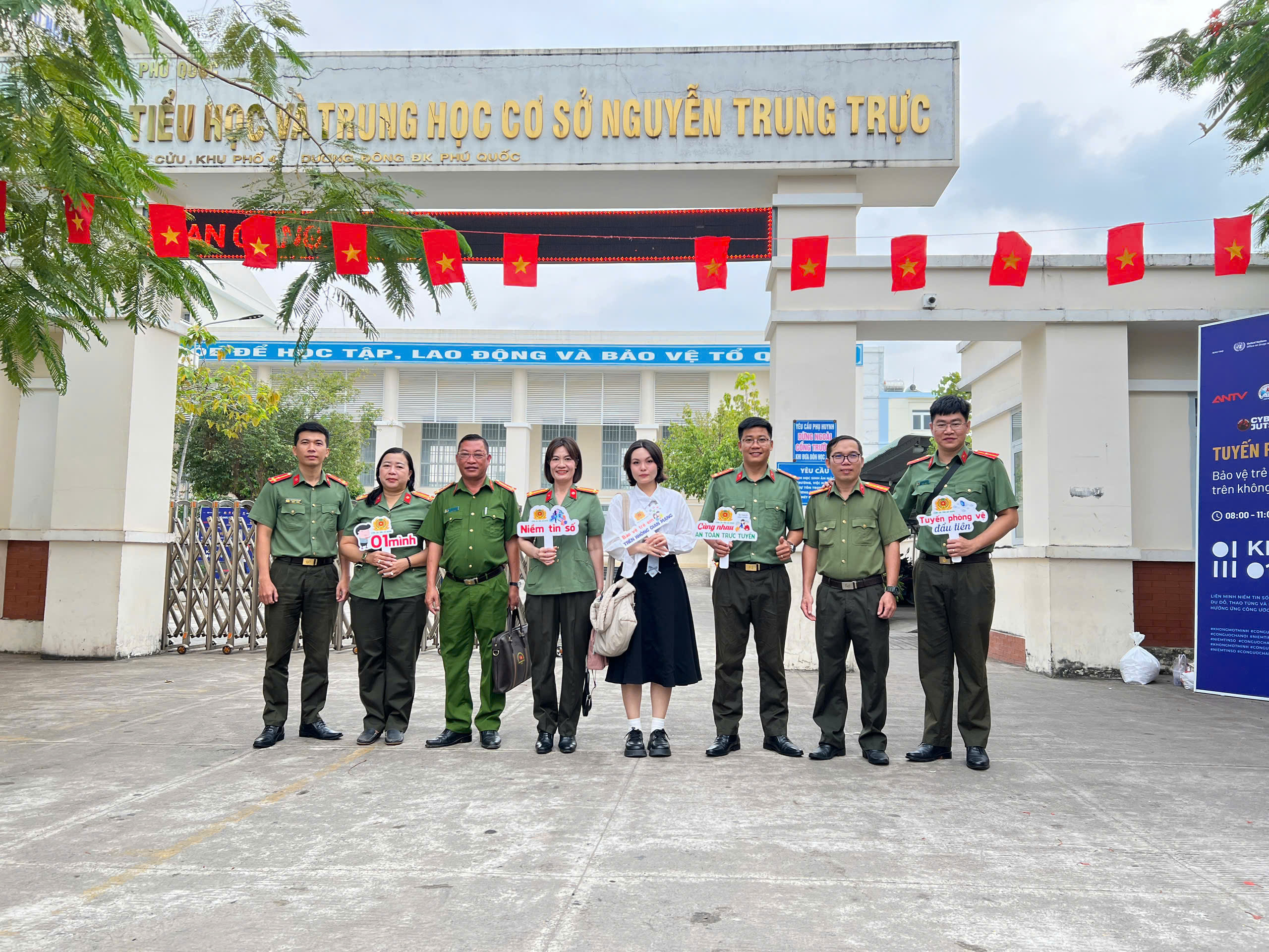 H&igrave;nh ảnh chuy&ecirc;n gia CLD hướng dẫn học sinh