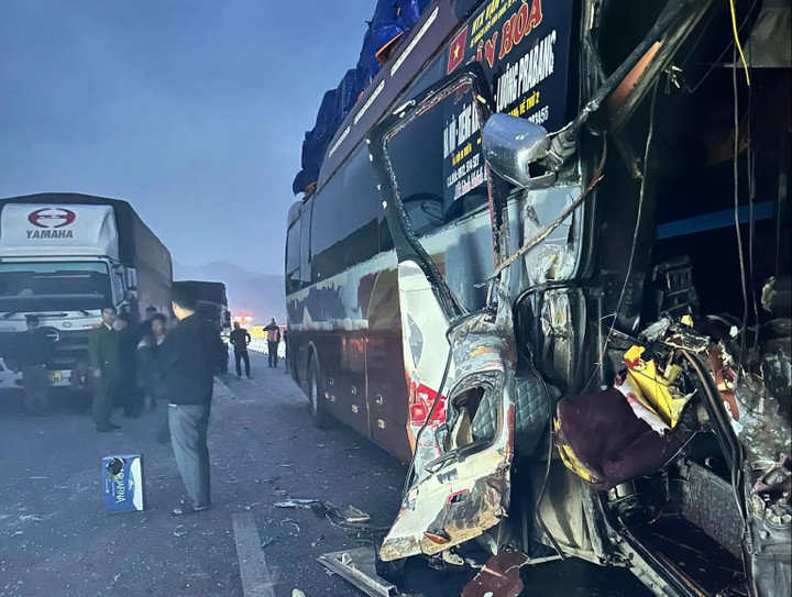 Tai nạn liên hoàn giữa 5 xe ô tô trên cao tốc, 1 người tử vong - Ảnh 1.